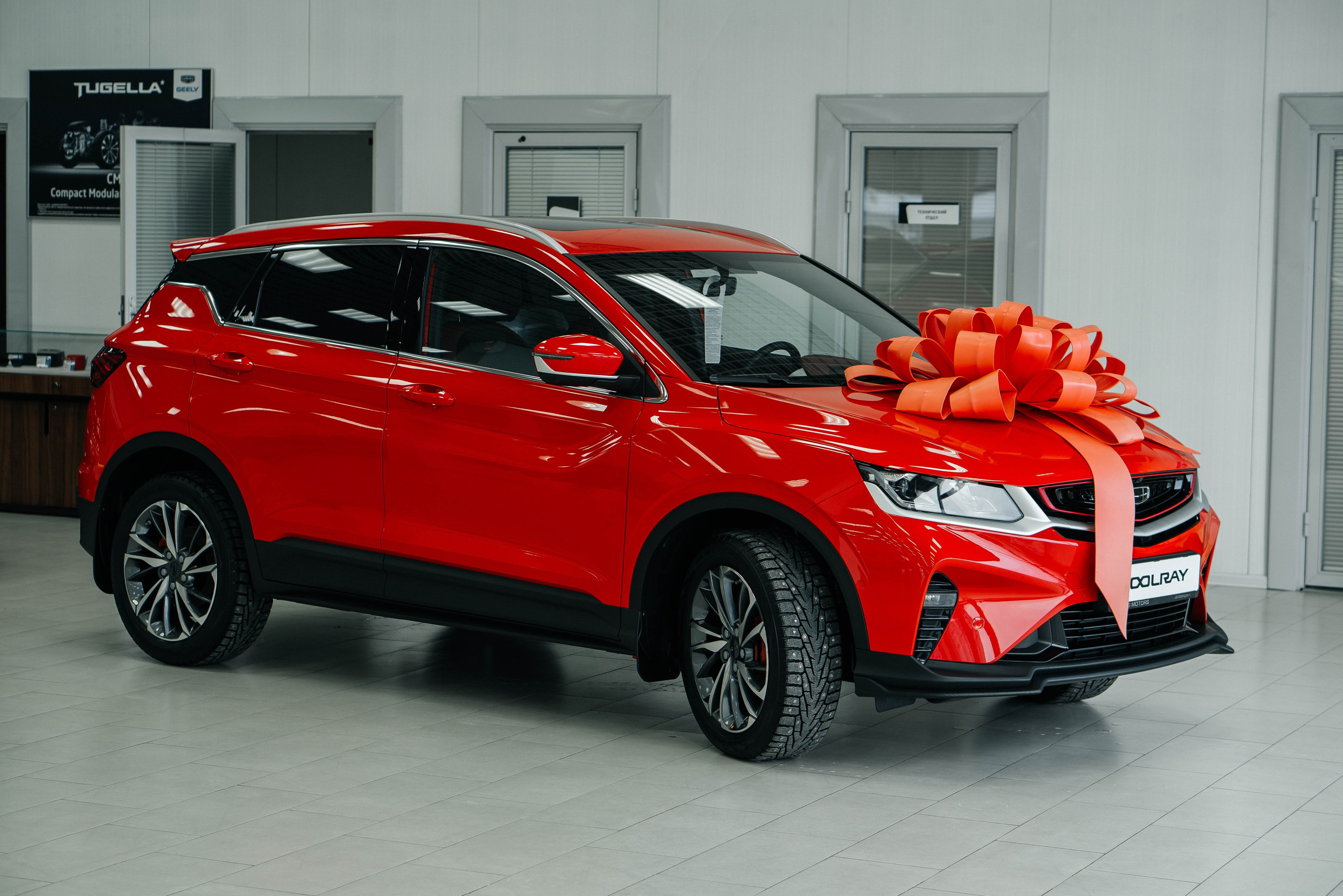 В автосалоне. Получение ключей от автомобиля. Женский, семейный и детский фотограф в Тюмени Диана Осипова