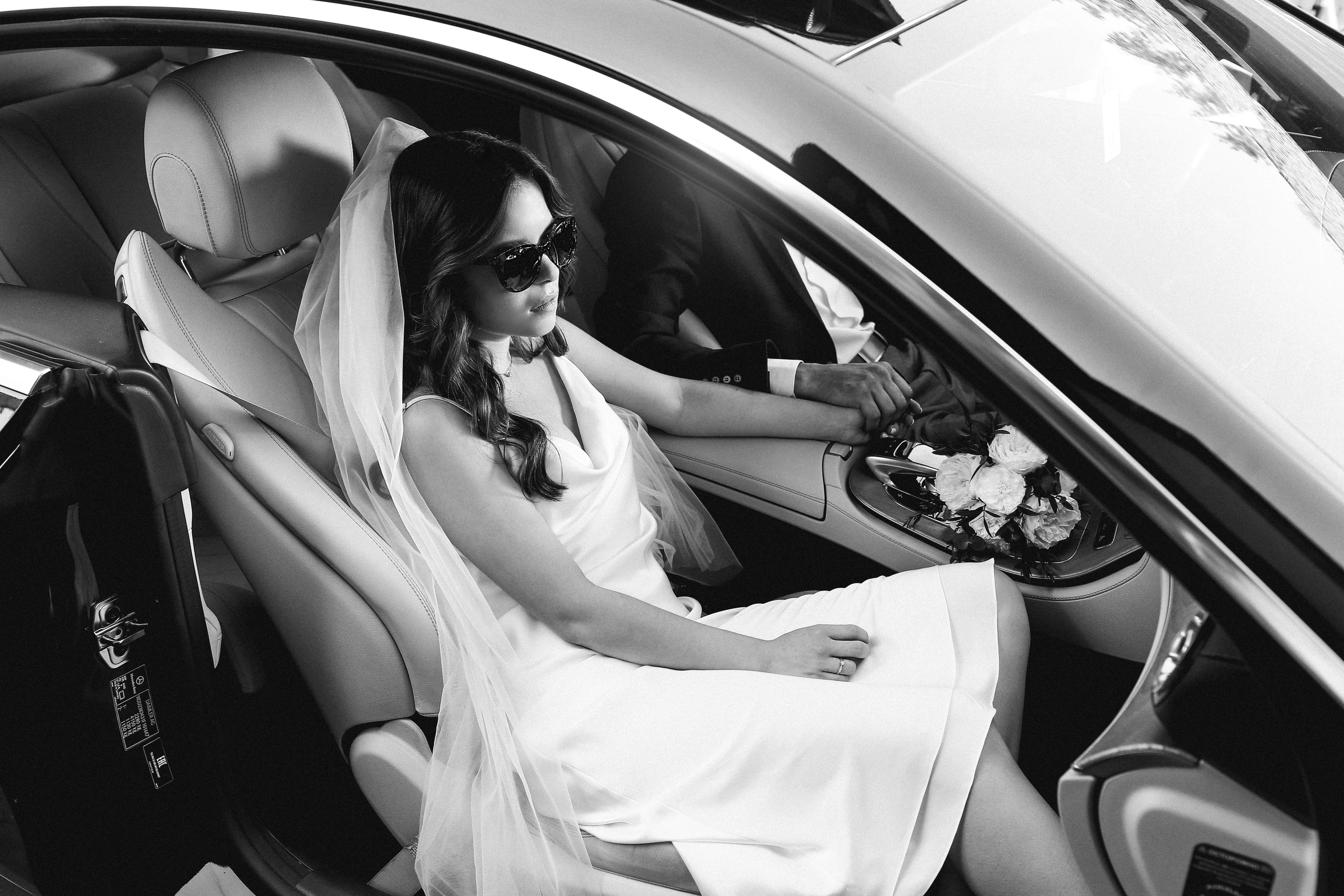 Невеста за рулем премиального мерседеса. Портрет в черно-белом цвете.