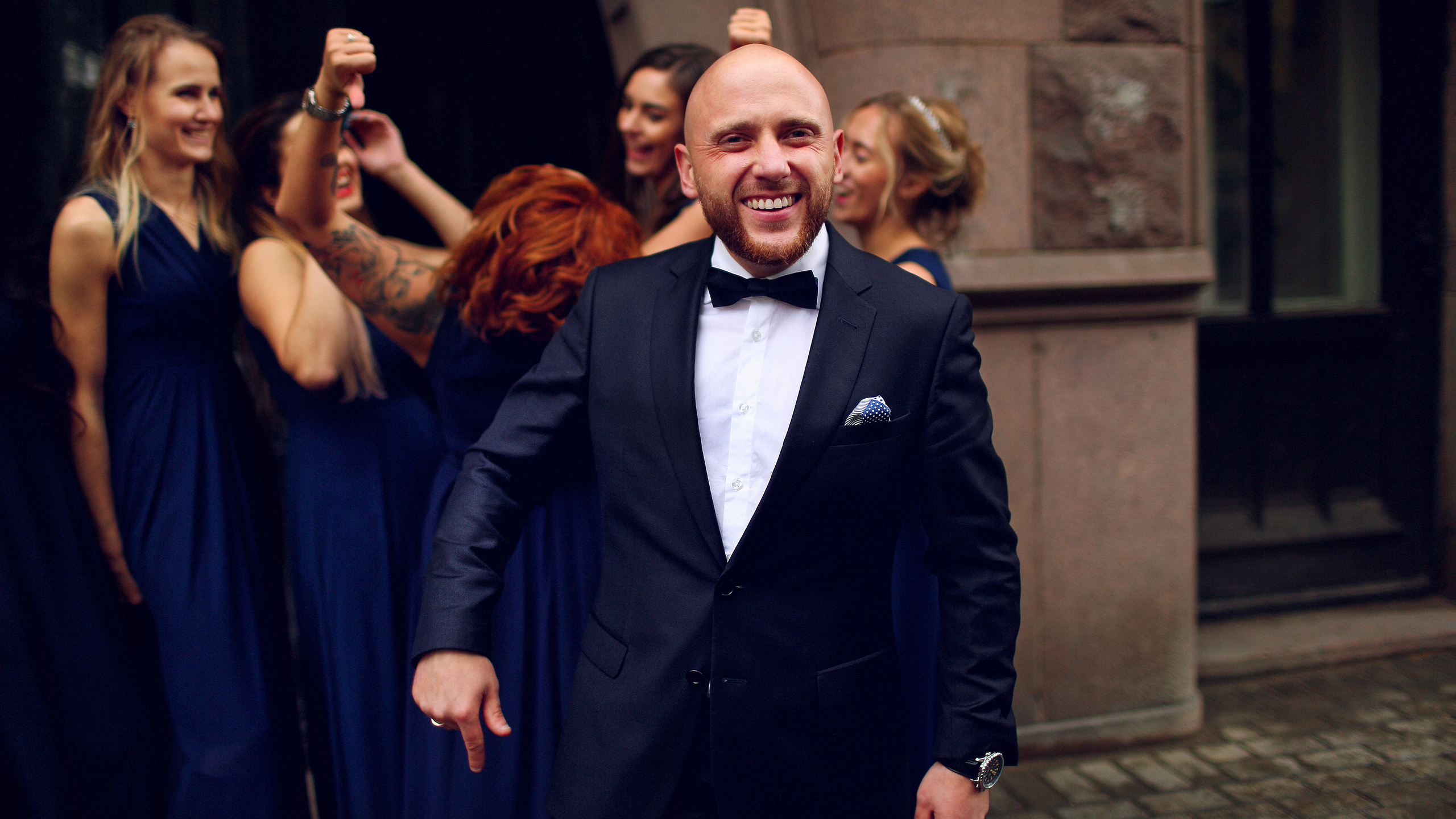 Счастливый жених отходит от подружек невесты. Первый дворец бракосочетания.