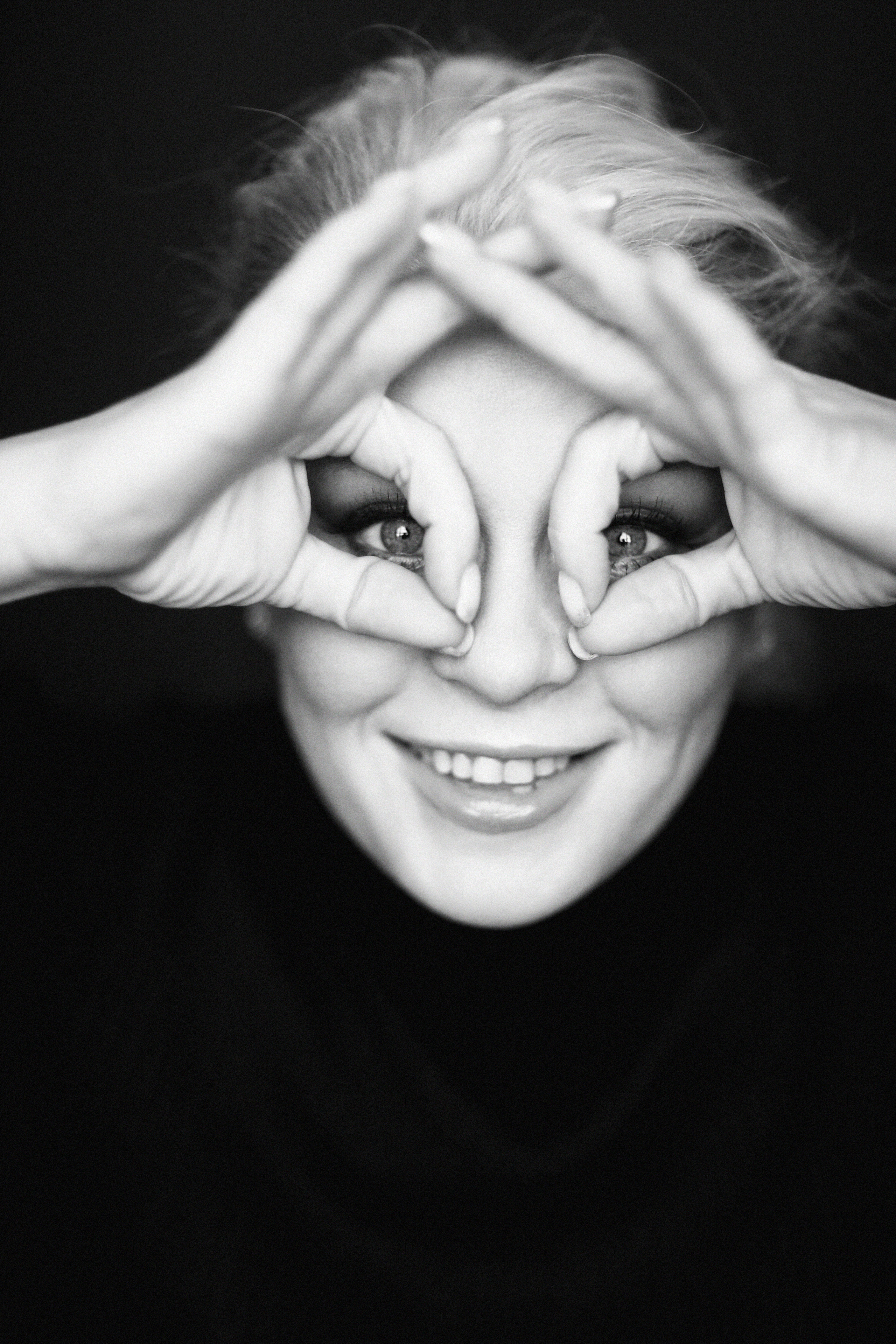 Черно - белый портрет девушки