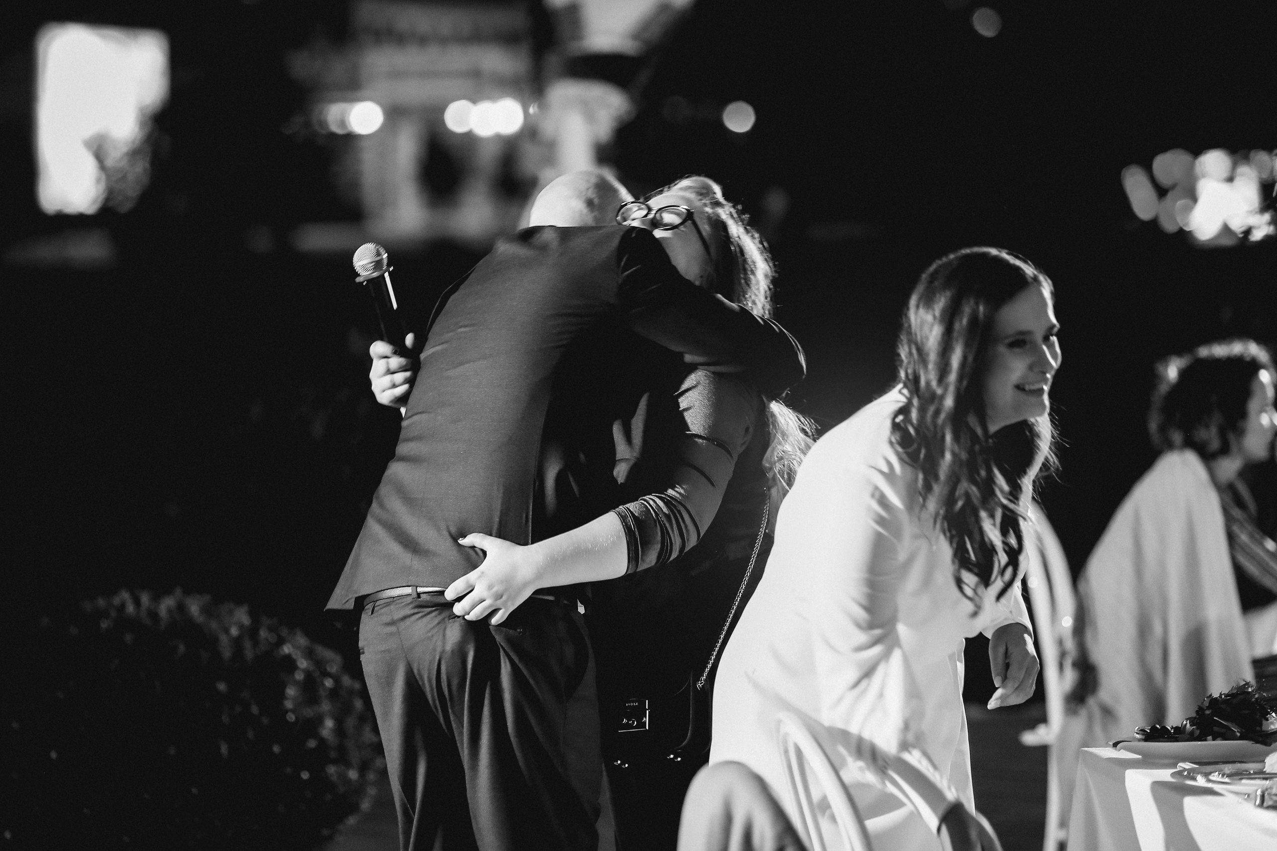 Свидетельница щипает жениха за попу