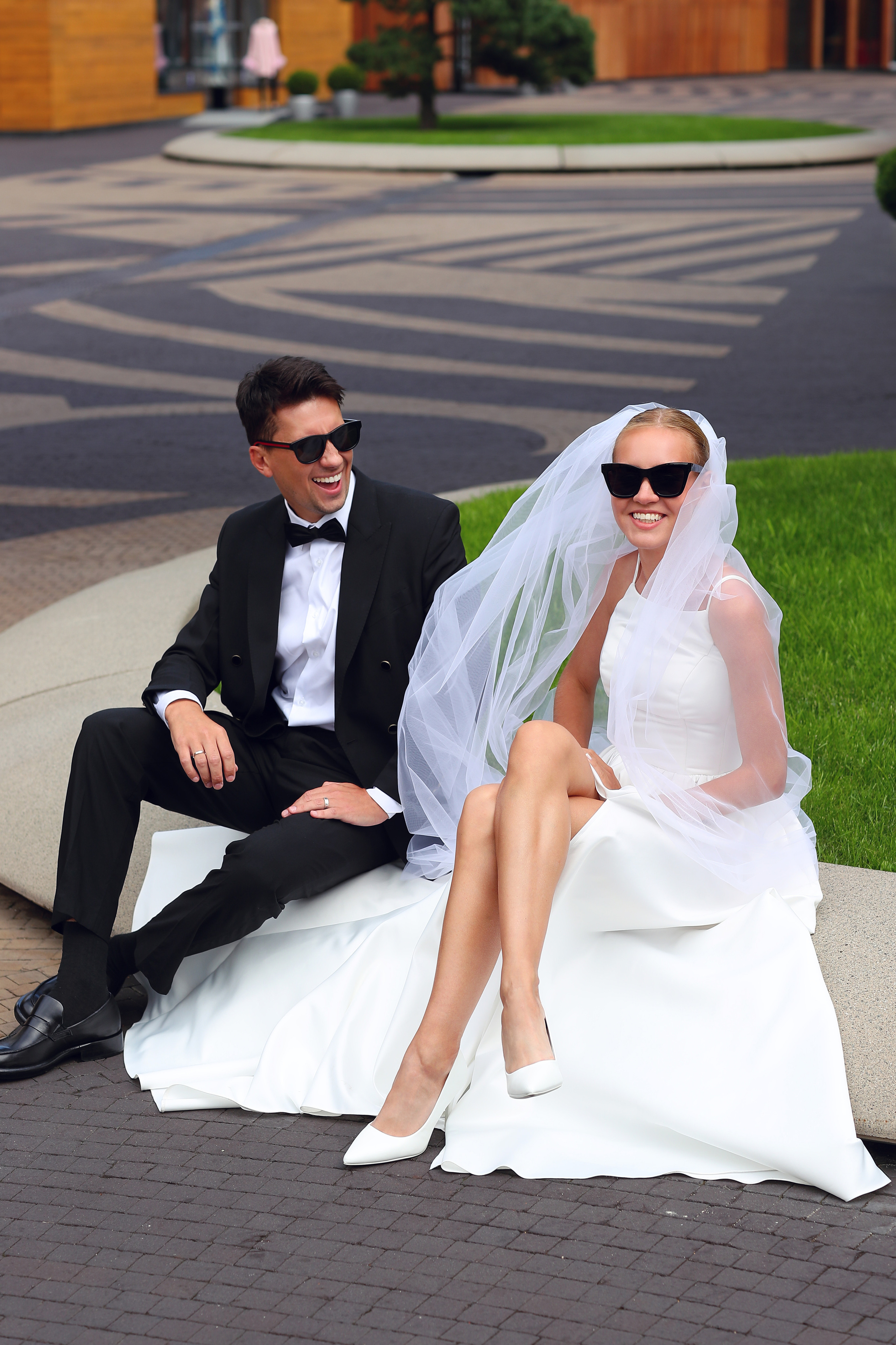Жених и Невеста в солнечных очках. Очень стильное фото.