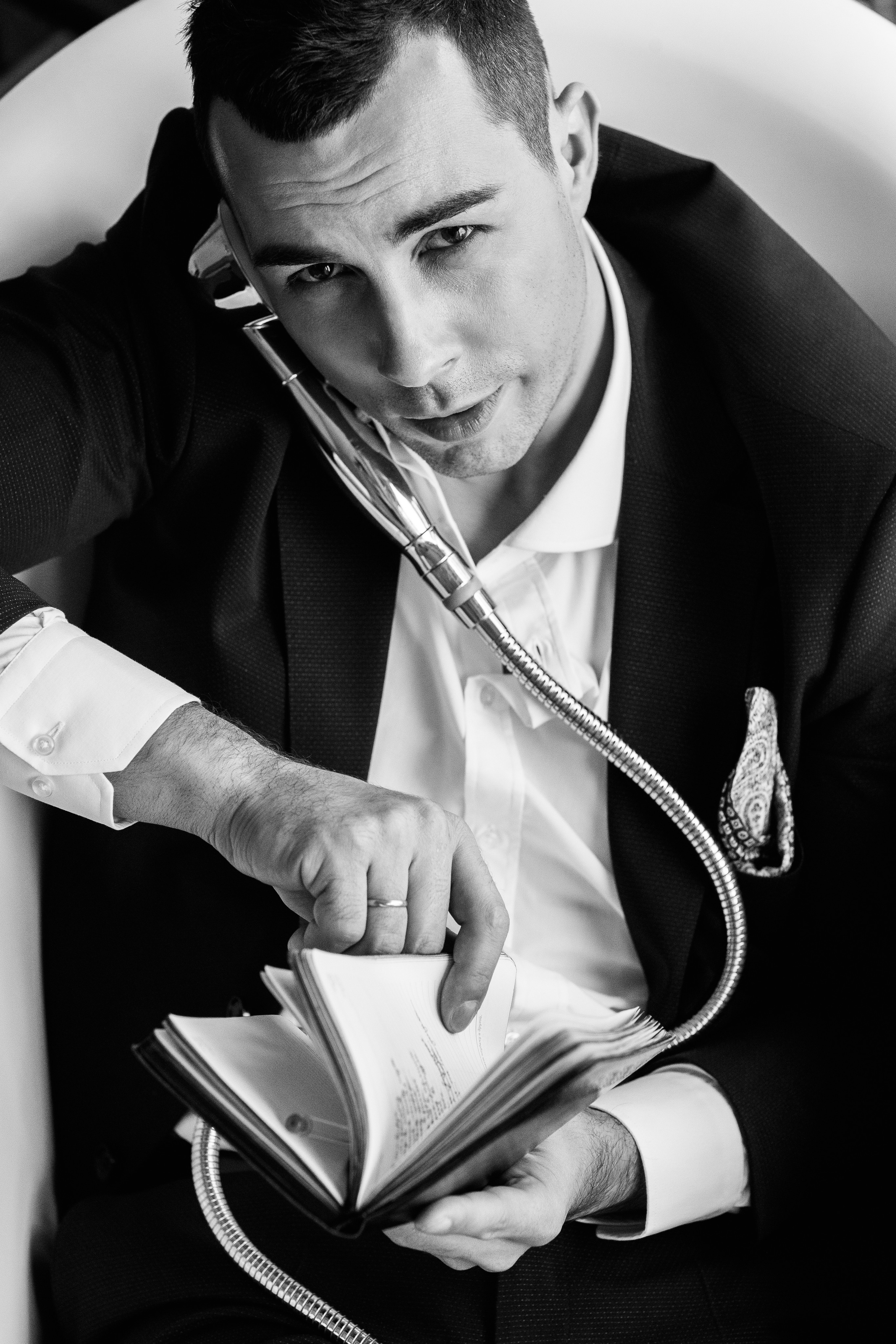 Симпатичный парень сидит в ванне и говорит по телефону