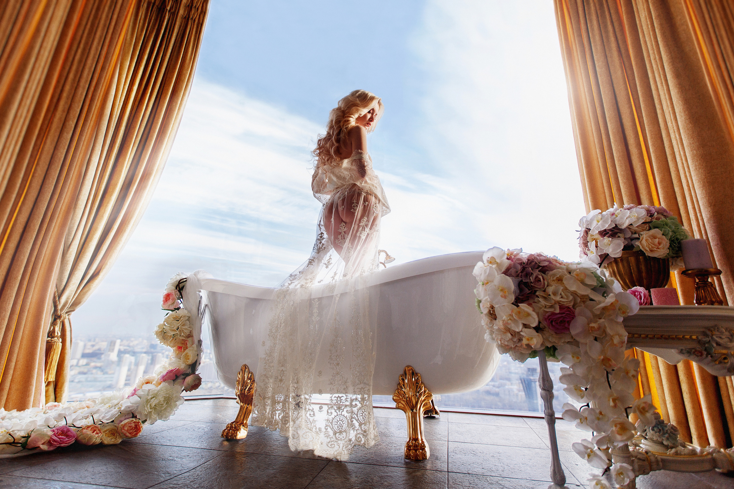 Шикарная девушка в ванне.