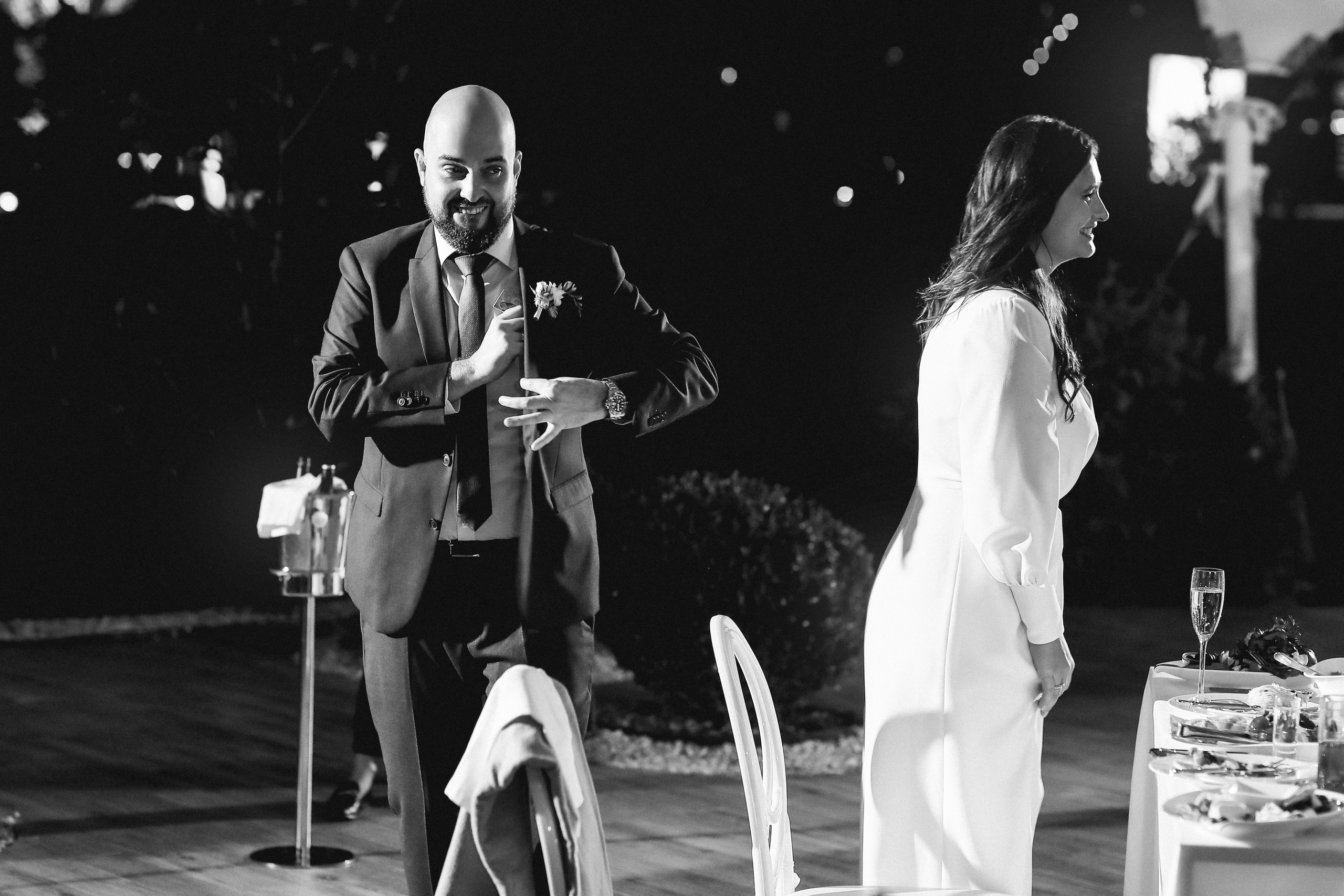 Жених прячет подаренные деньги на свадьбе 