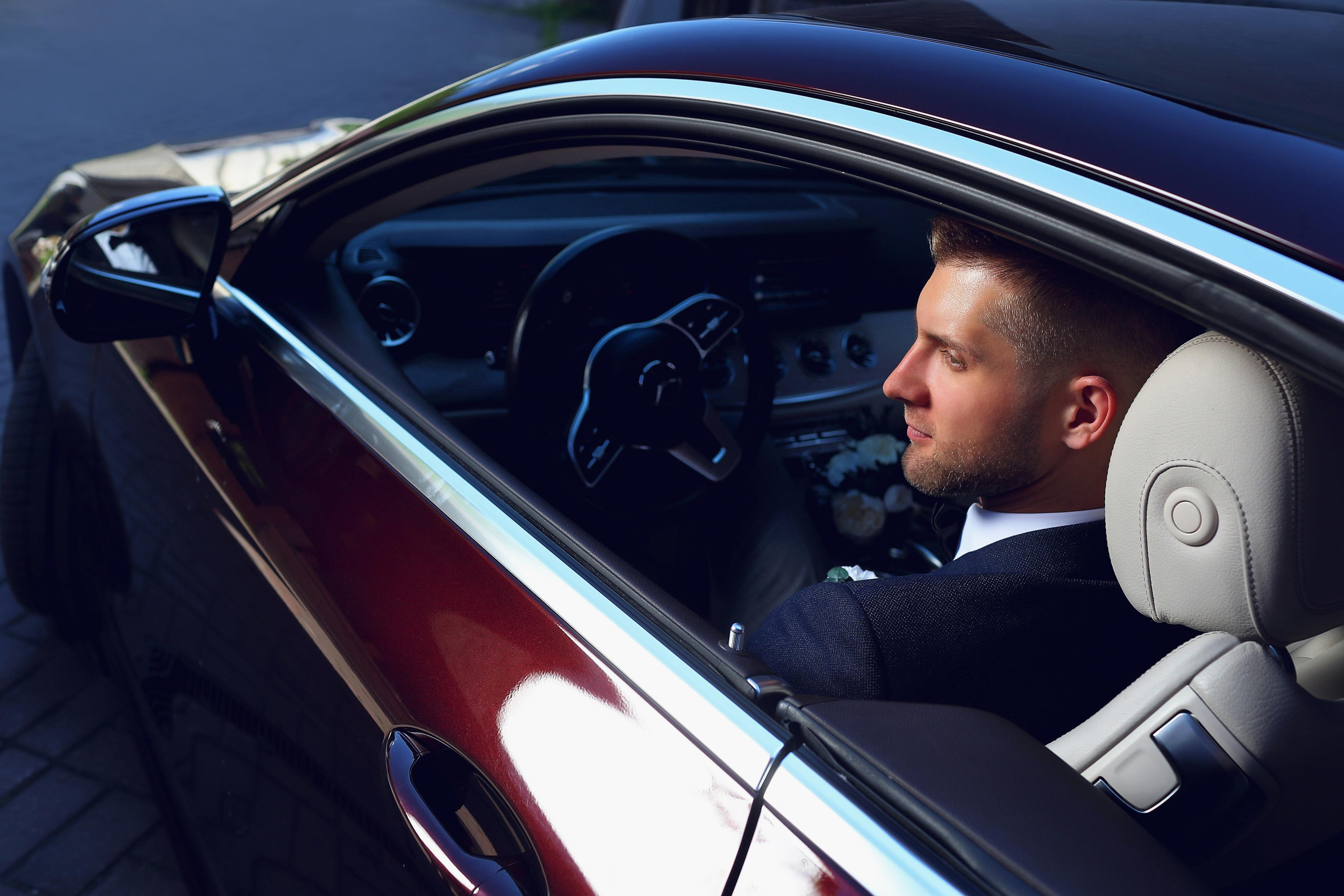 Мужской портрет в мерседесе S-класса.