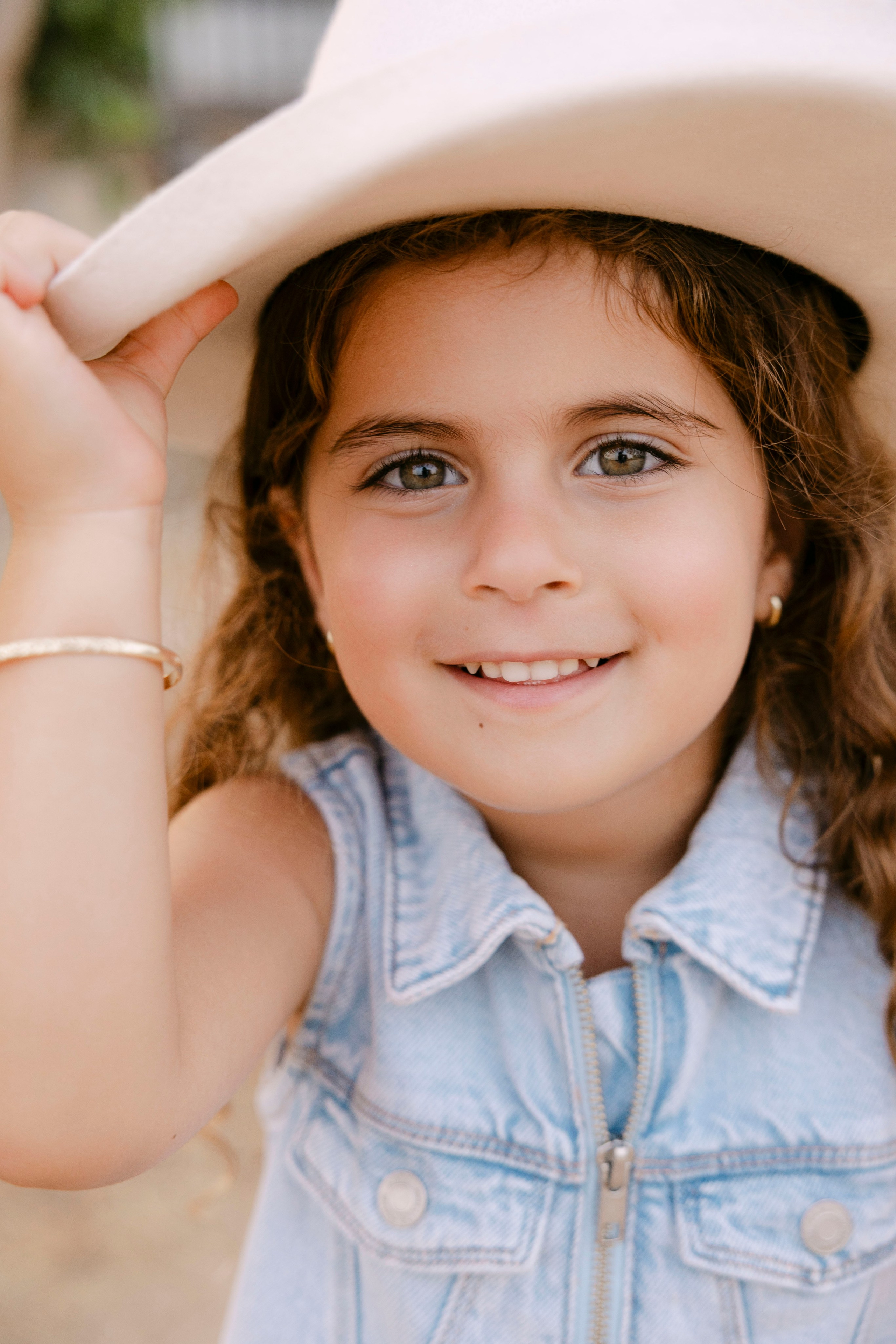 Pregnancy photoshoot at the horse farm. Главная