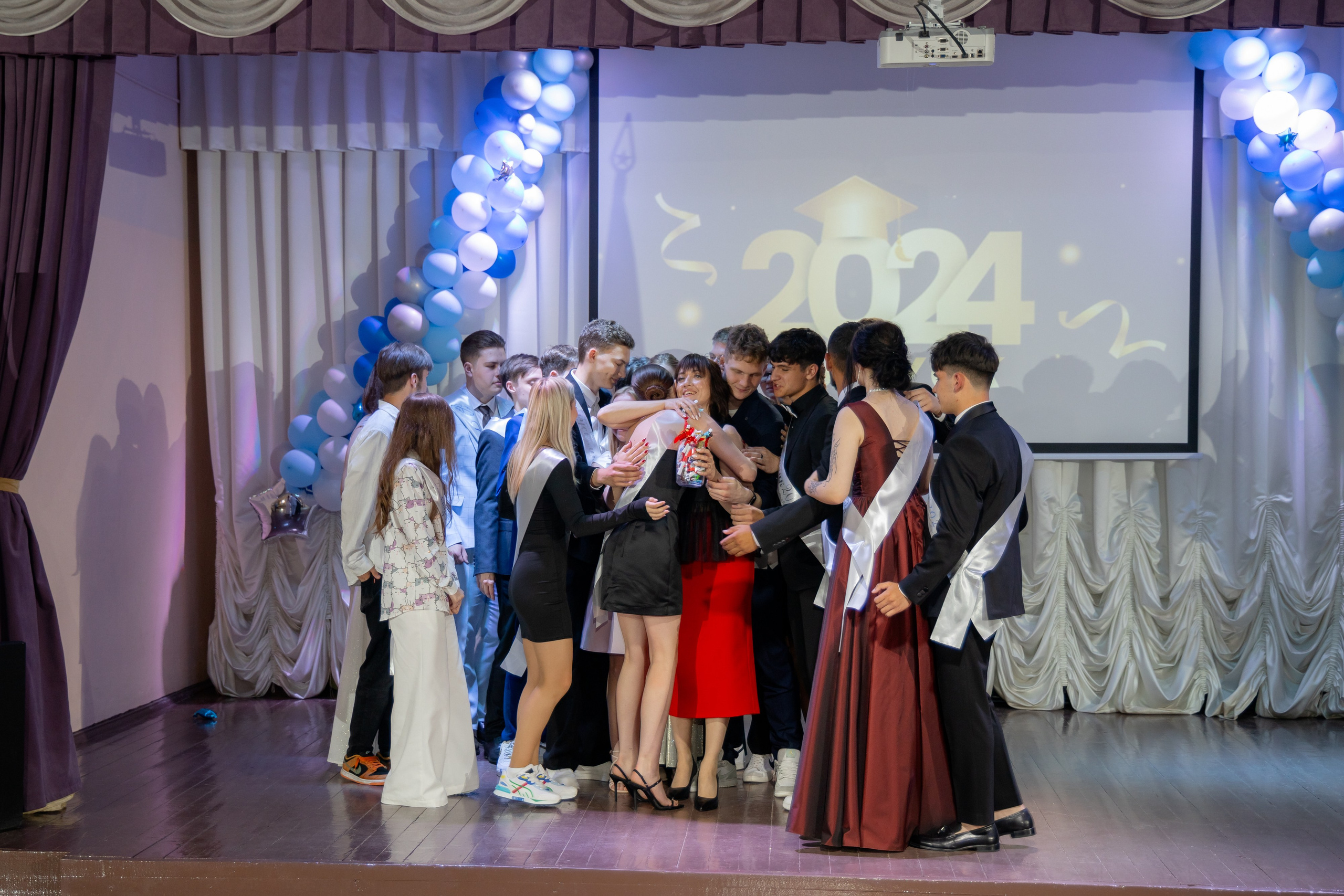 Школьный выпускной 2024 год в Соколе (Минск). Свадебный фотограф в Минске/Беларуси Сергей Спиридонов