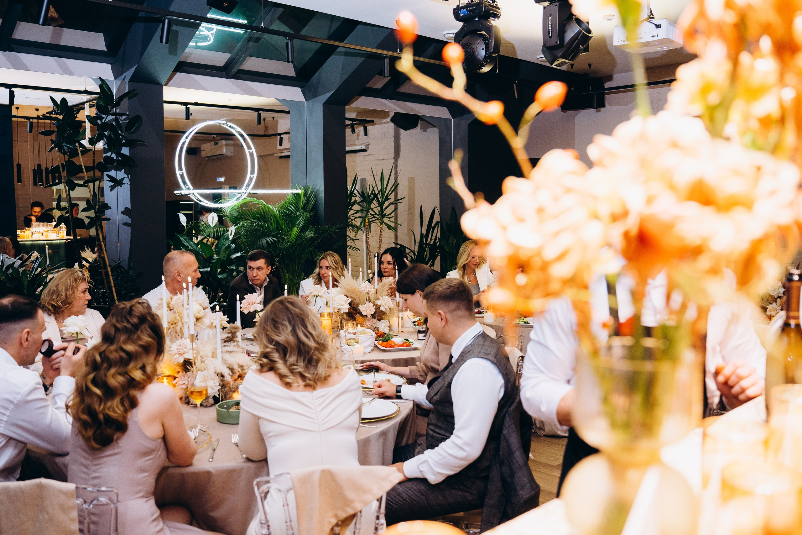 Веселые гости танцуют на свадебном банкете — репортажная съемка свадебных мероприятий в Москве с живыми эмоциями.