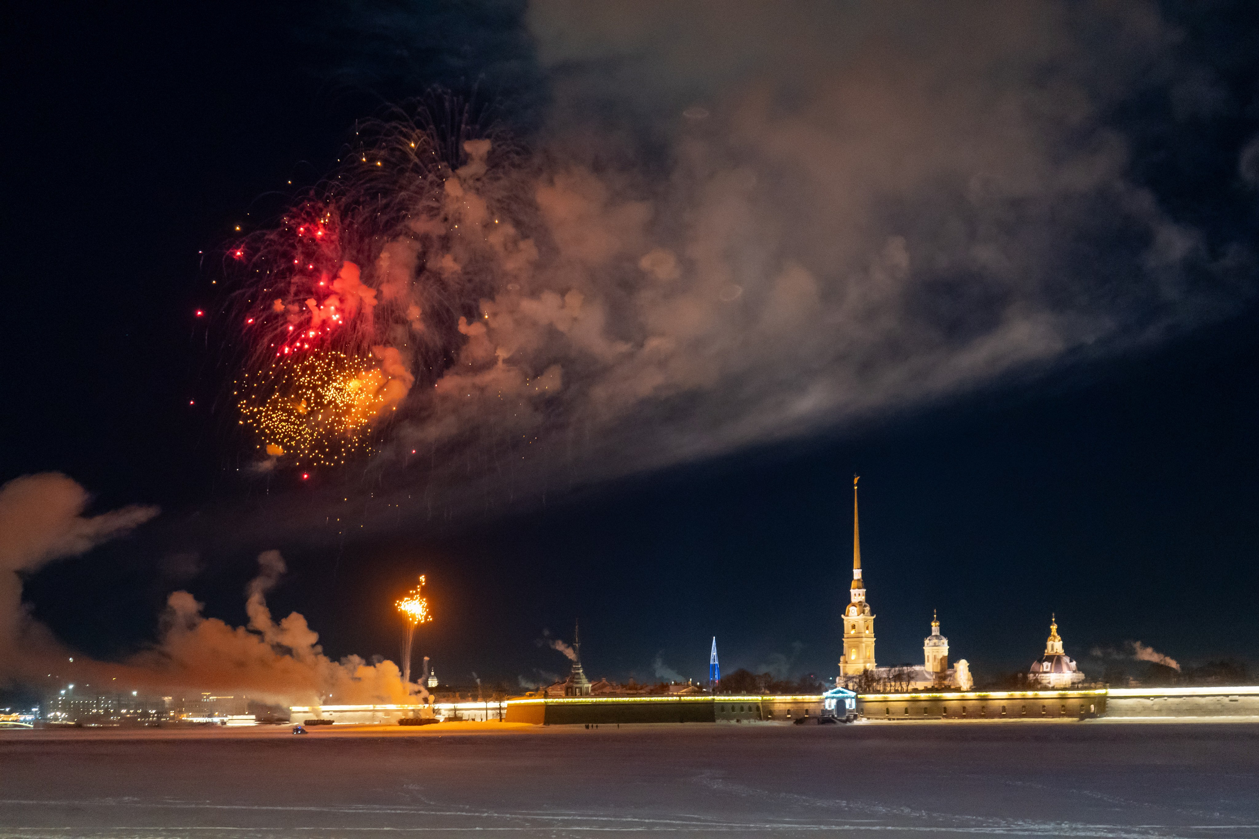 Праздничный салют в честь Дня защитника Отечества. Главная