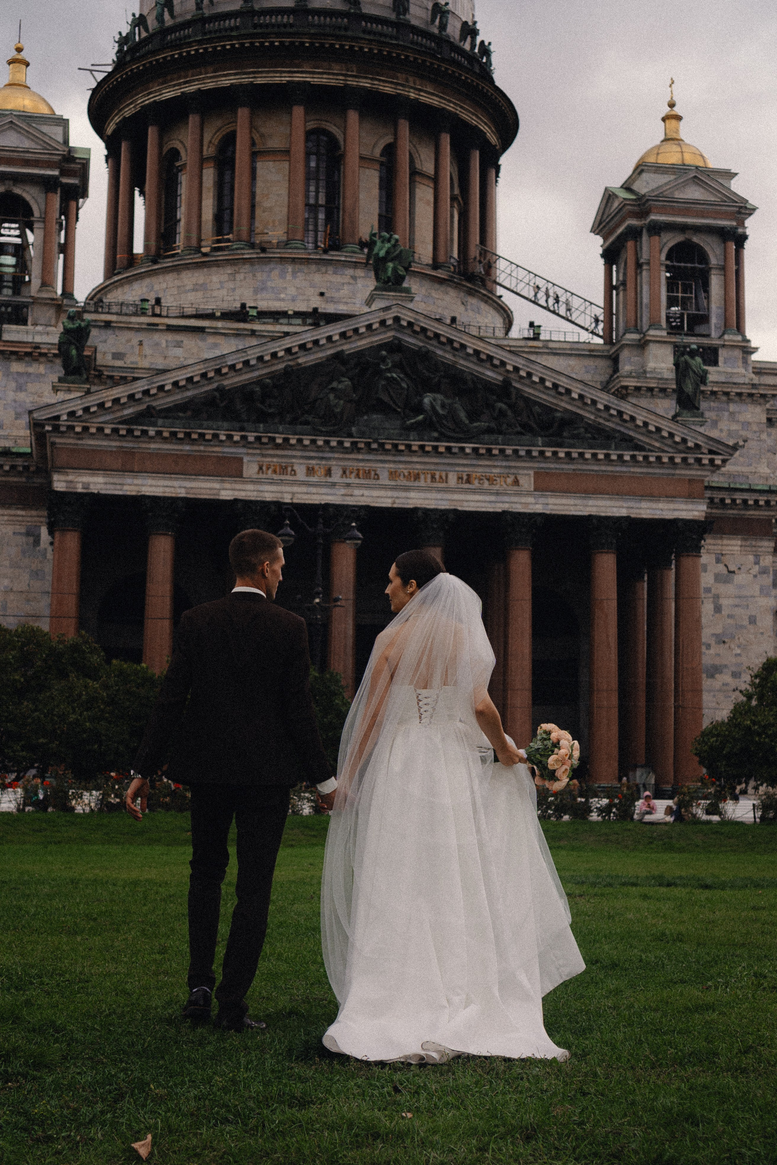 СВАДЕБНАЯ ПРОГУЛКА В САНТК-ПЕТЕРБУРГЕ (ИСАКИЕВСКИЙ СОБОР, ЗИМНЯЯ КАНАВКА, ЭРМИТАЖ И БОЛЬШАЯ МОРСКАЯ УЛИЦА). Профессиональный фотограф, Санкт-Петербург — Виктория Богомолова