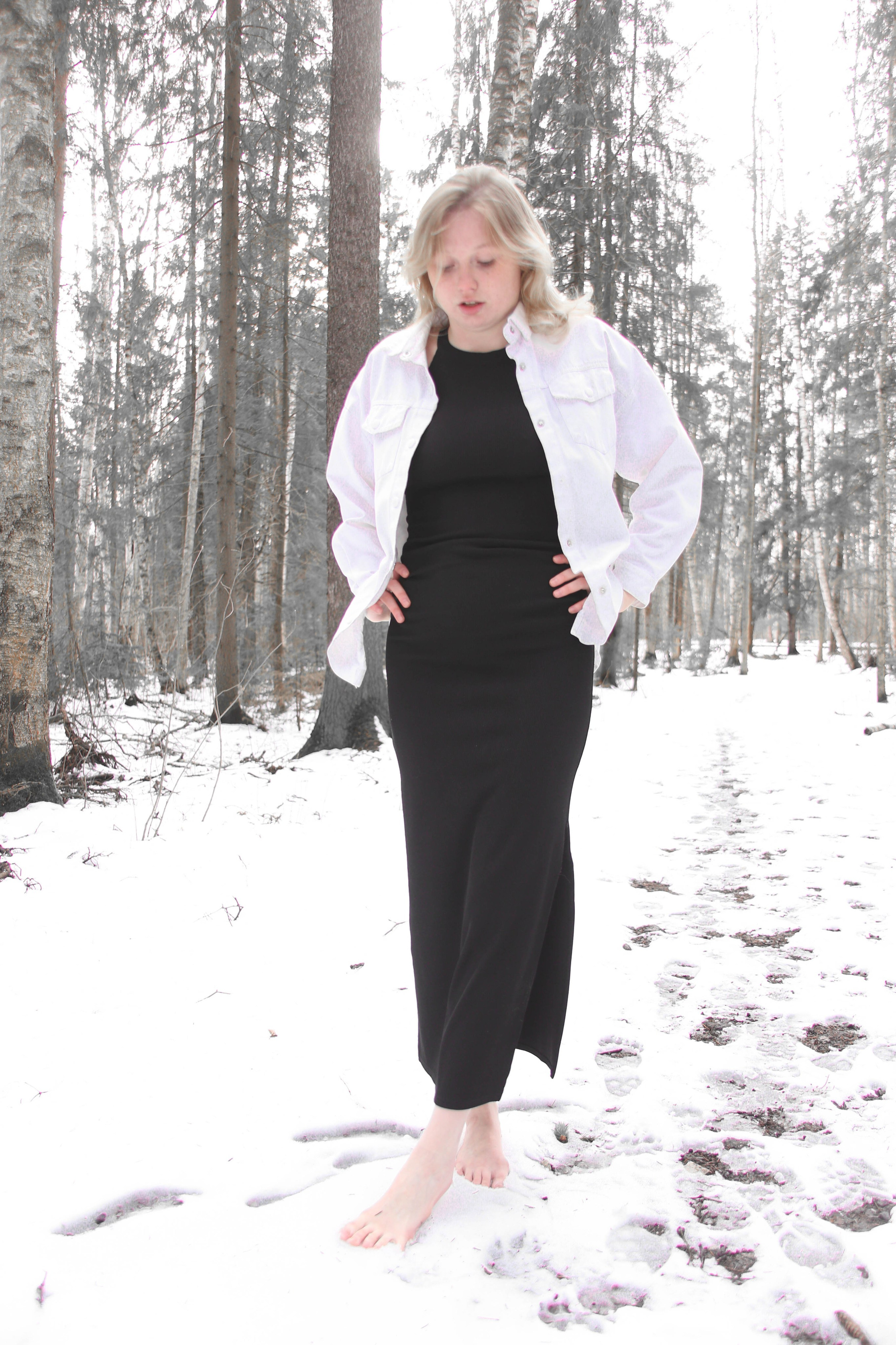 Диана на снегу босиком. Фотограф Пермь. Фотосессия в фотостудии Перми и на свежем воздухе