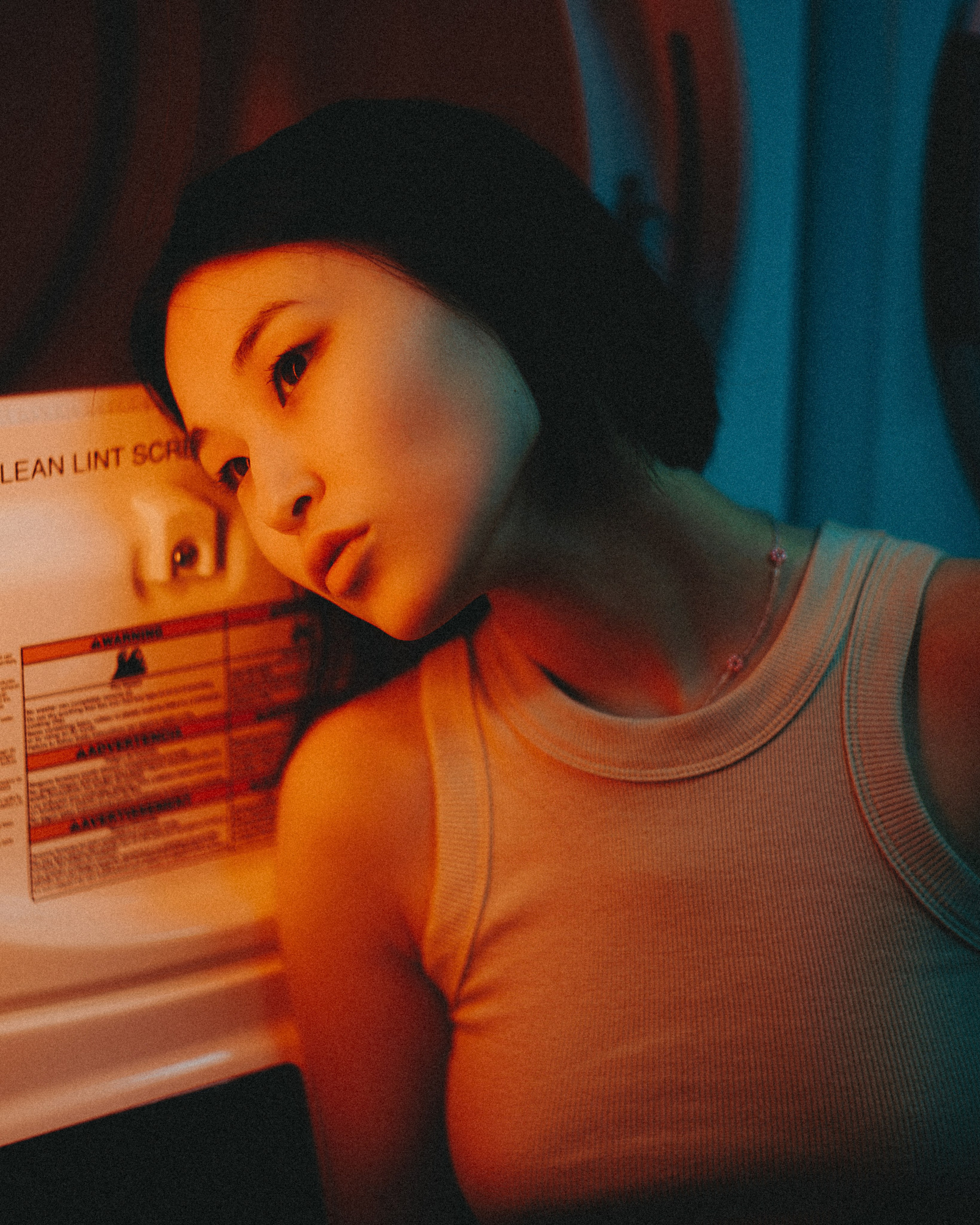 Киношная фотосессия в необычной локации с цветным светом