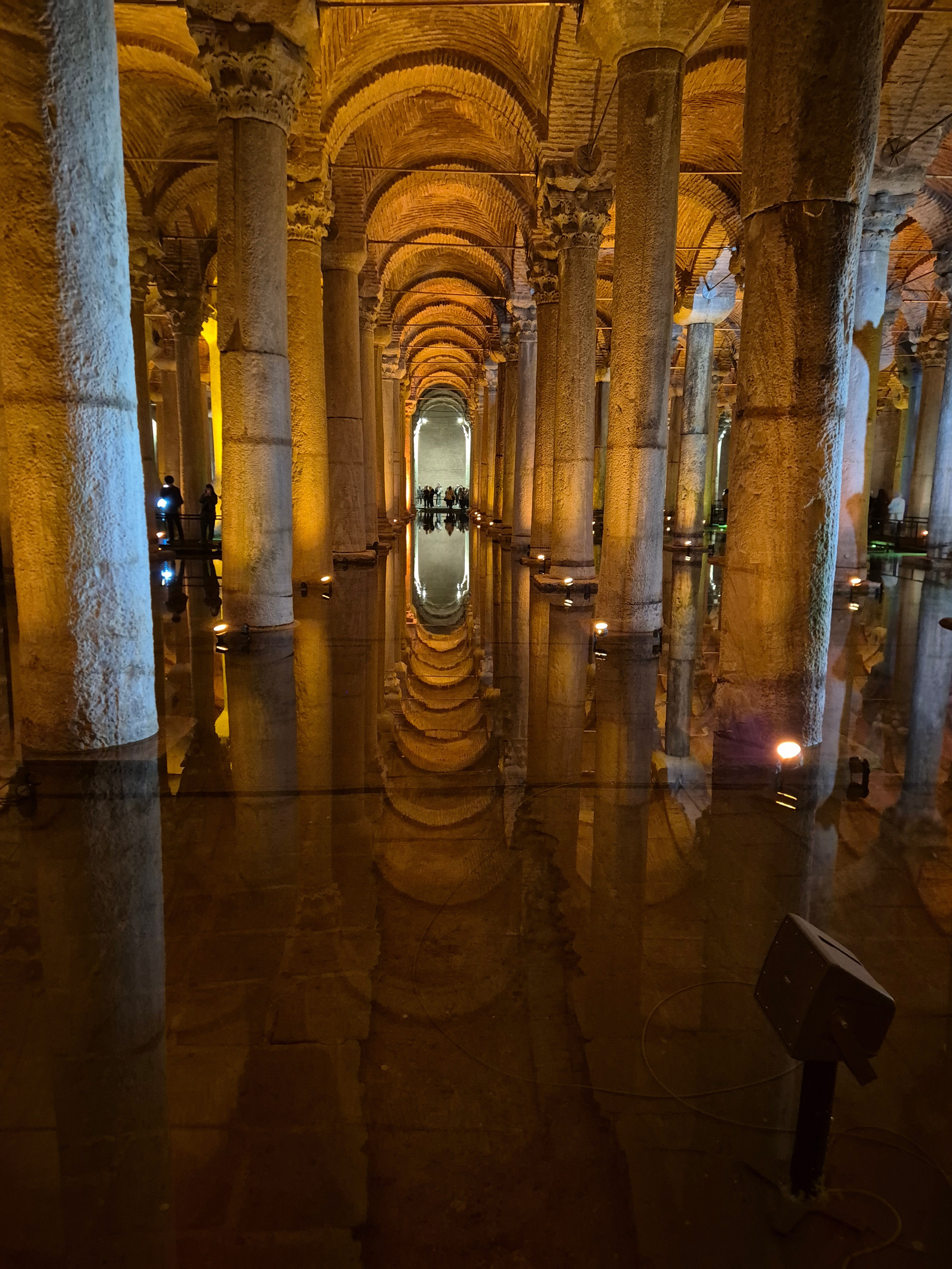 Первый раз оказавшись в Стамбуле с индивидуальной экскурсией спросил у друзей - что посмотреть?. И Андрей Григорян в далеком 2009 дал совет - Базилика Цистерна обязательно. 