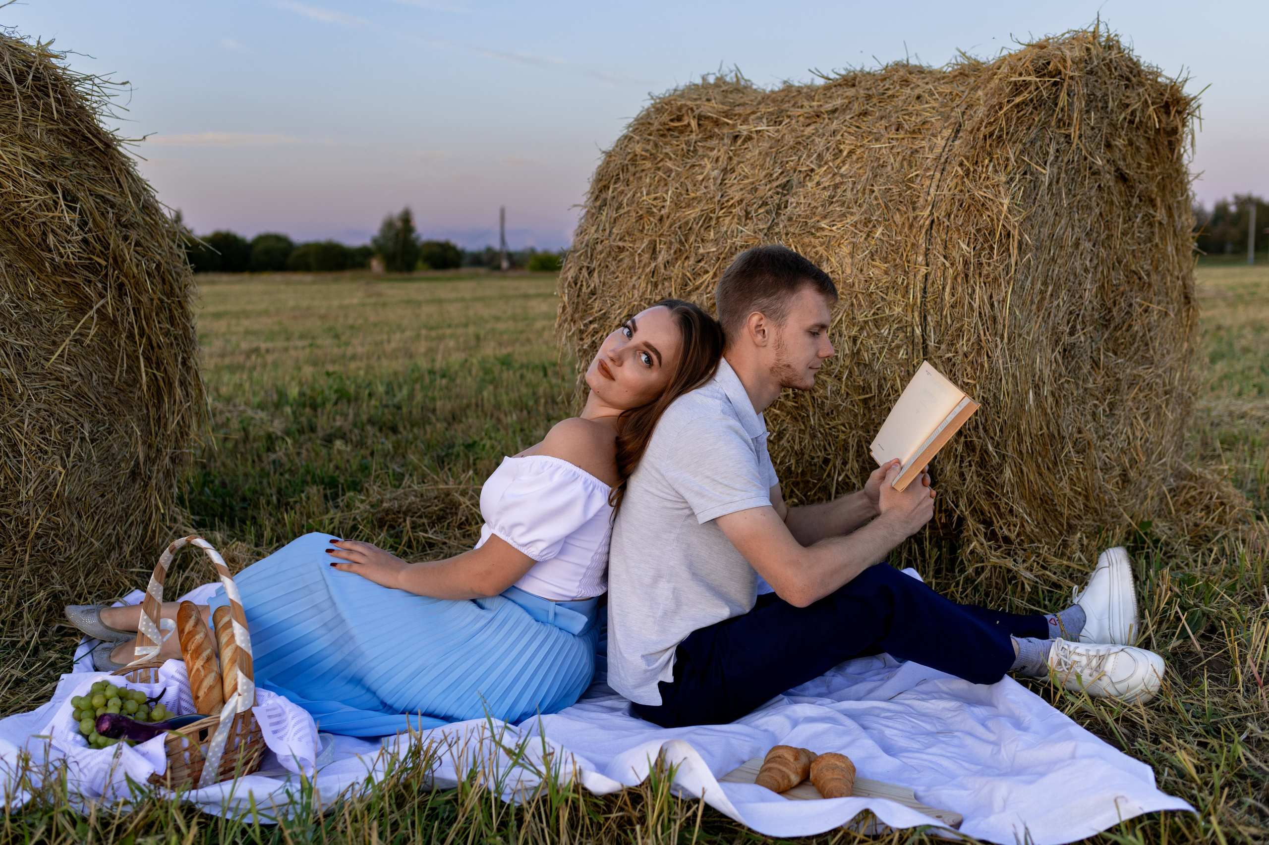 Алена + Алексей в поле с тюками. Фотограф в Москве/Зарайске Шахова Марина