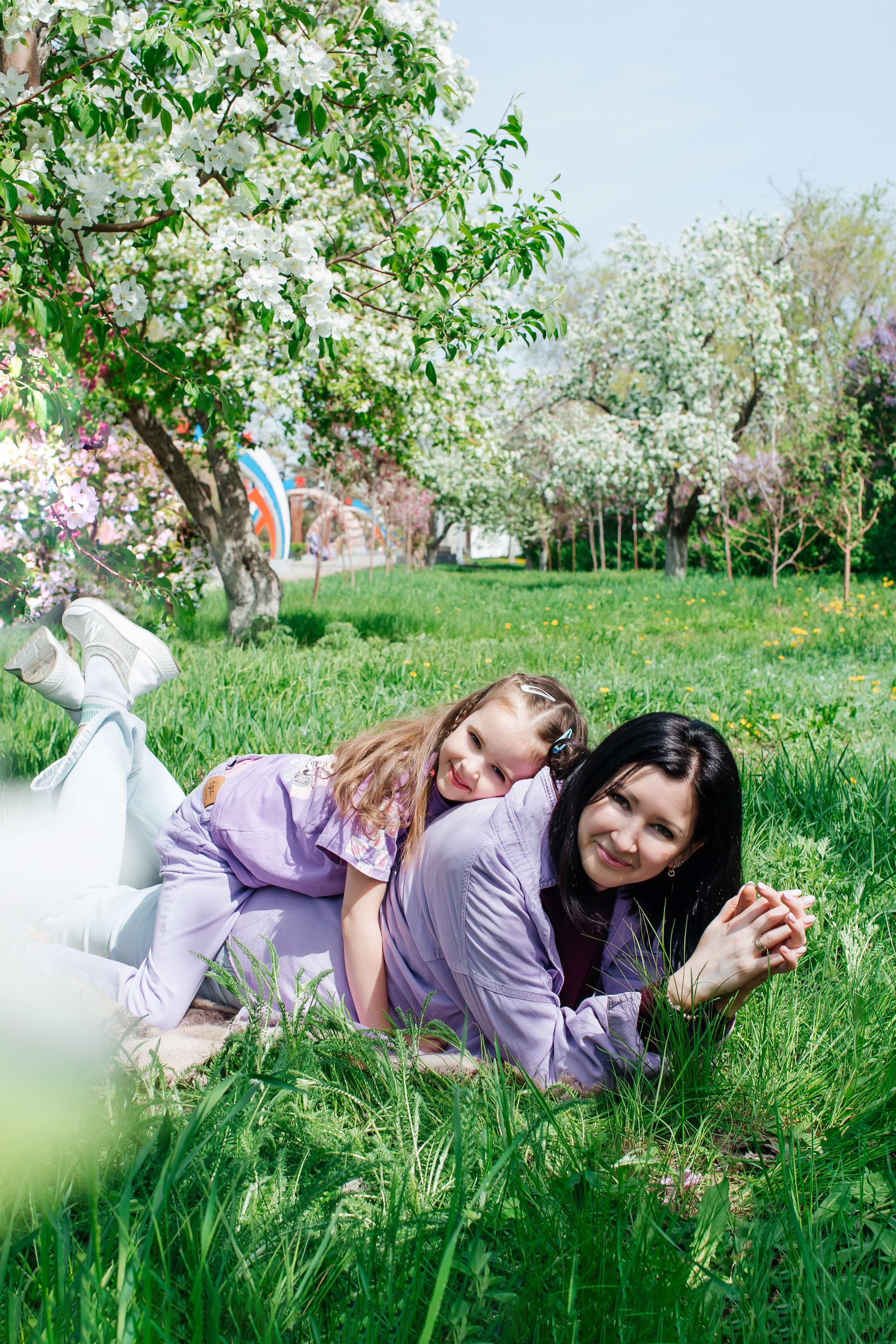 Надюша с дочкой цветение. Женский фотограф в Оренбурге Ирина Заводчикова