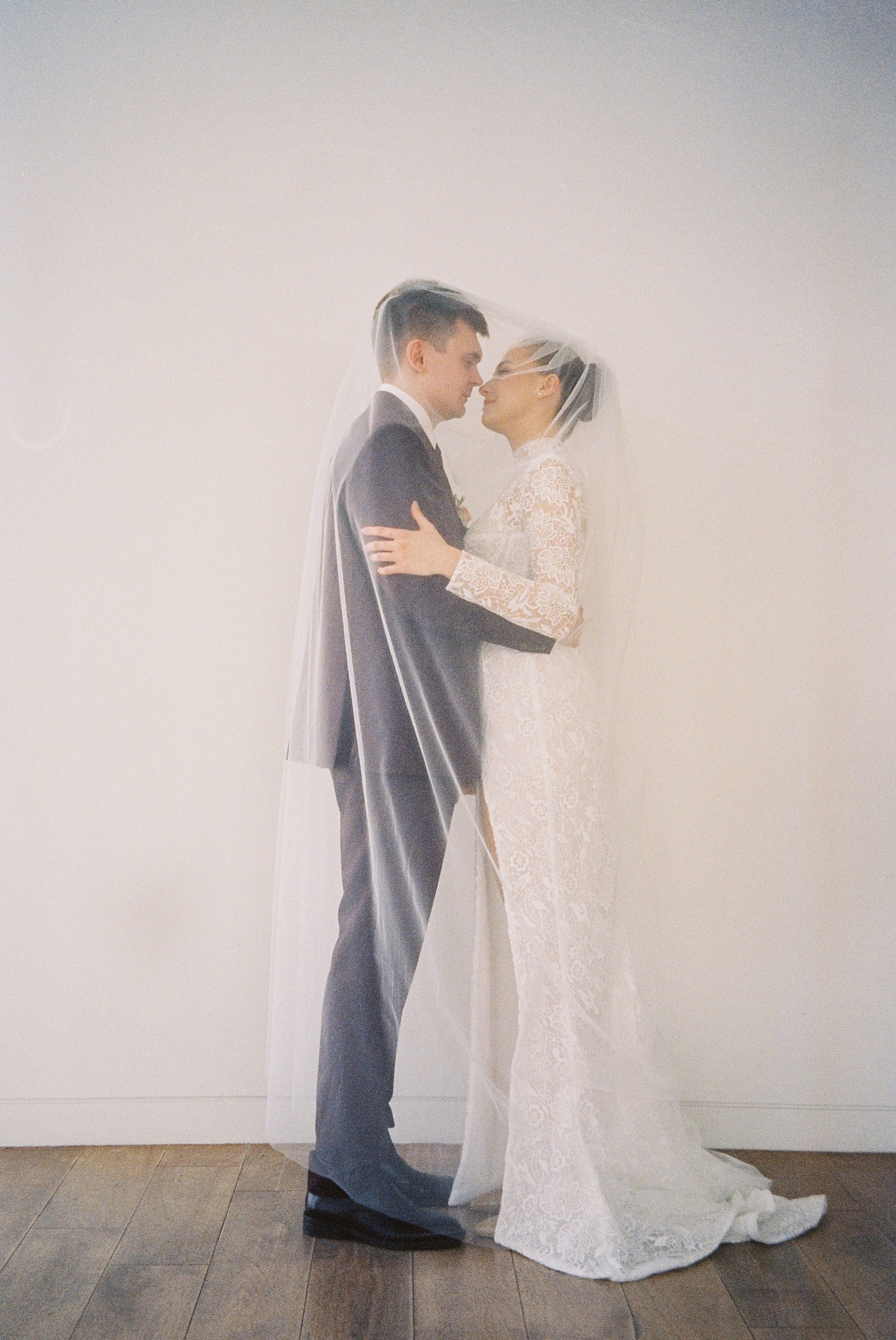 Свадебная фотосессия в Москве-сити и гостинице Националь. Свадебный фотограф в Москве Элина Ларченкова. Фото, которые цепляют