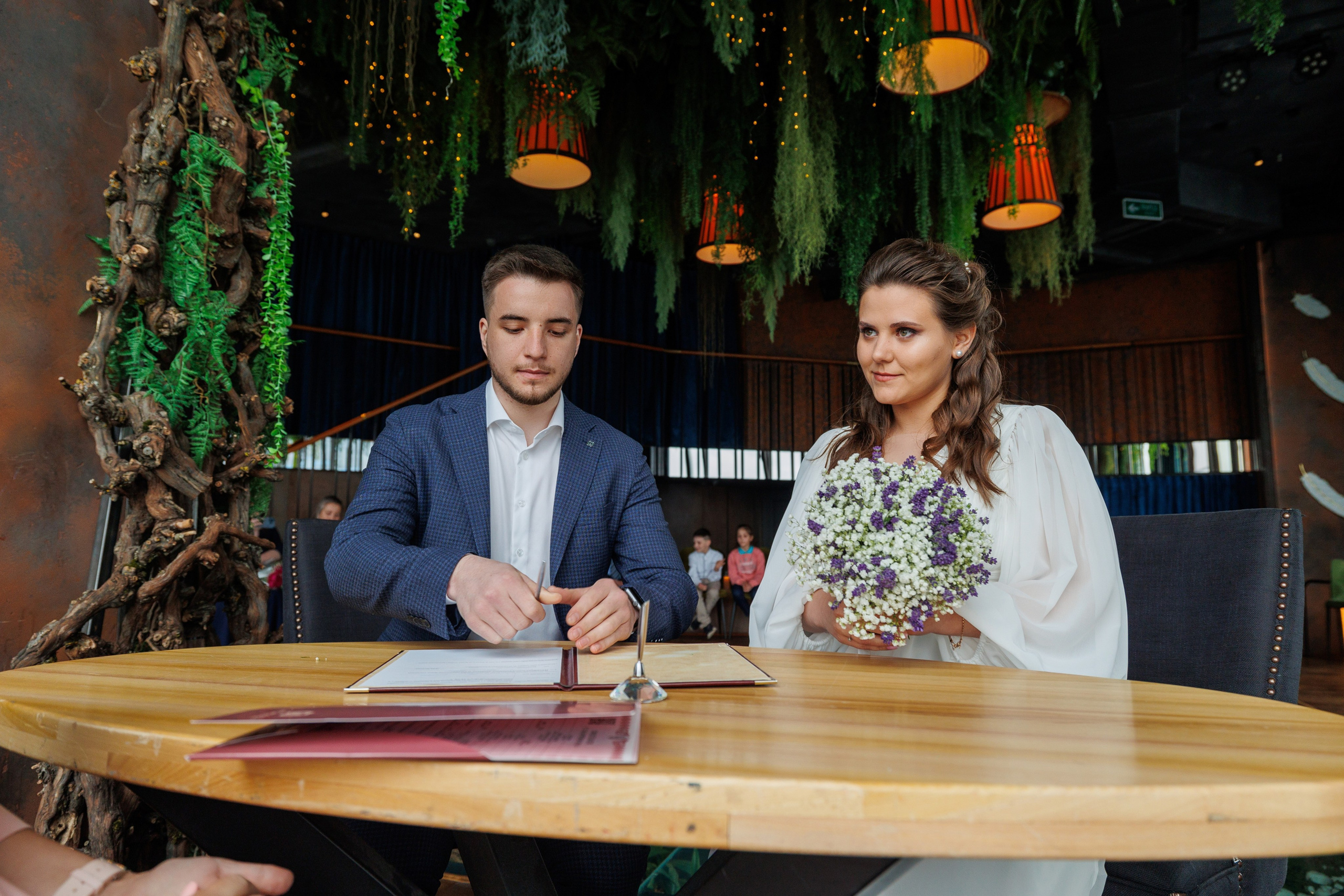 Фотограф на регистрацию в ЗАГС Москва Сити Birds Башня ОКО. Примеры фото, отзывы молодоженов и заявка на регистрацию через официальный сайт.