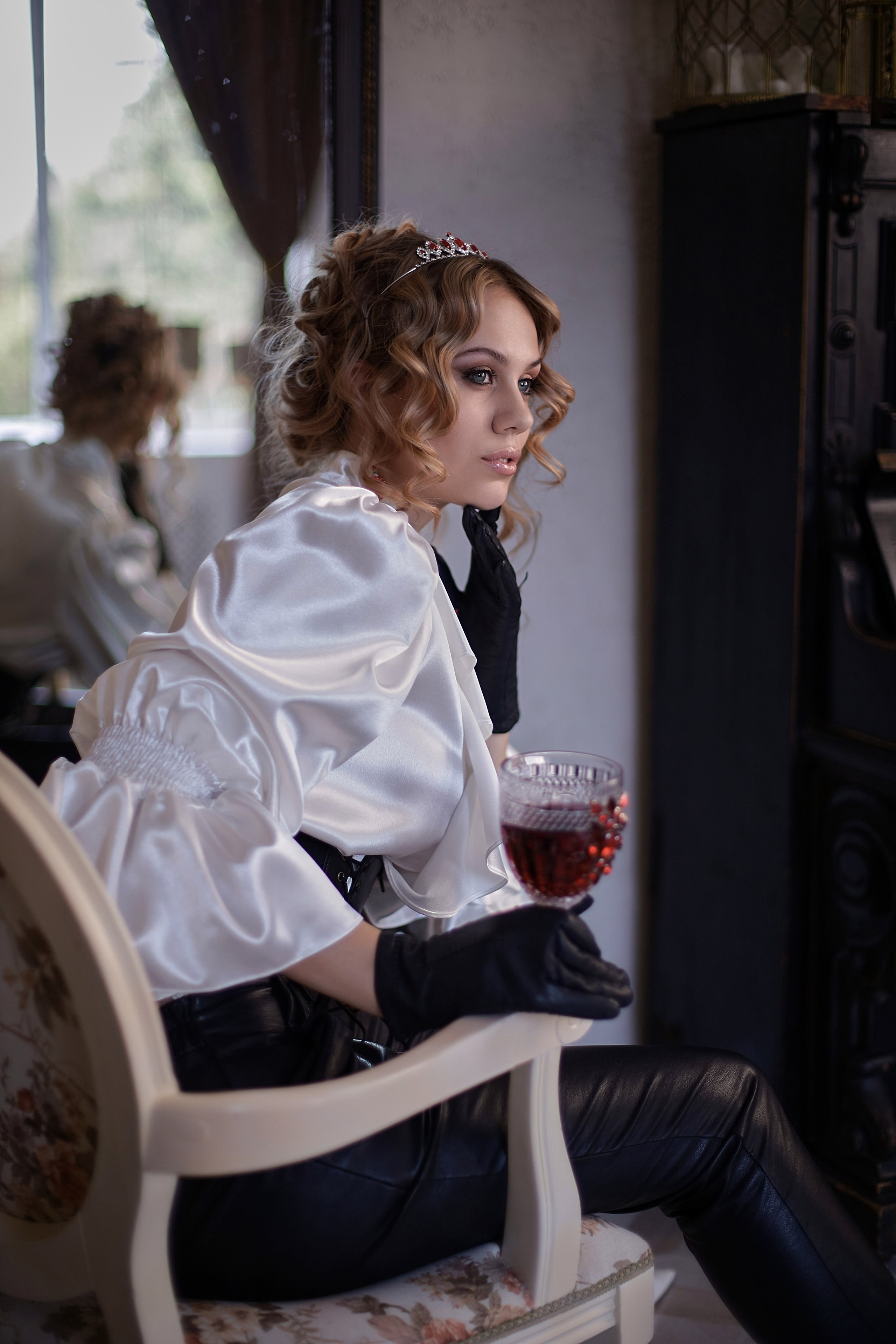 Портрет девушки в винтажной блузке с бокалом вина