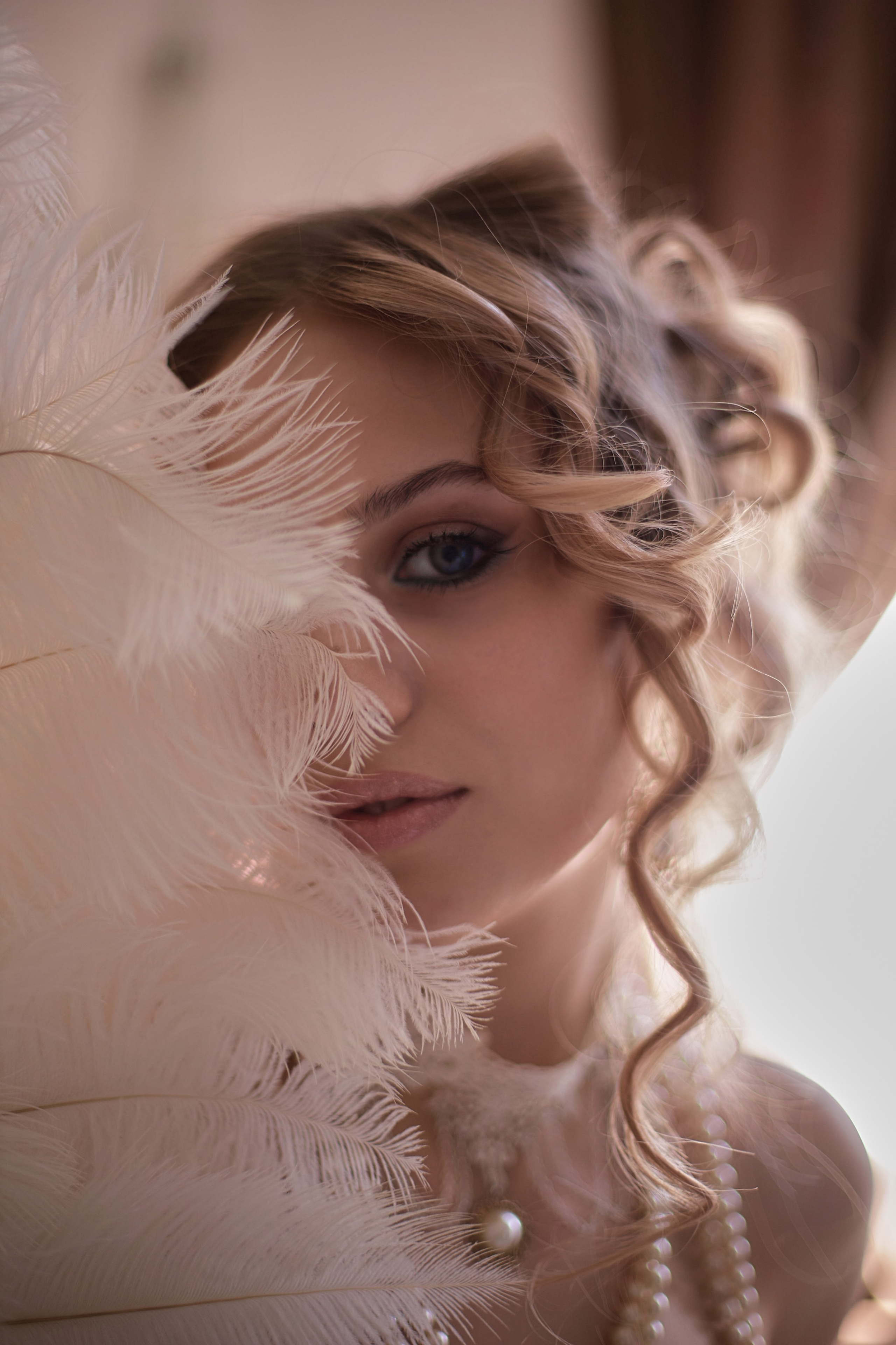 Крупный портрет девушки с винтажным веером