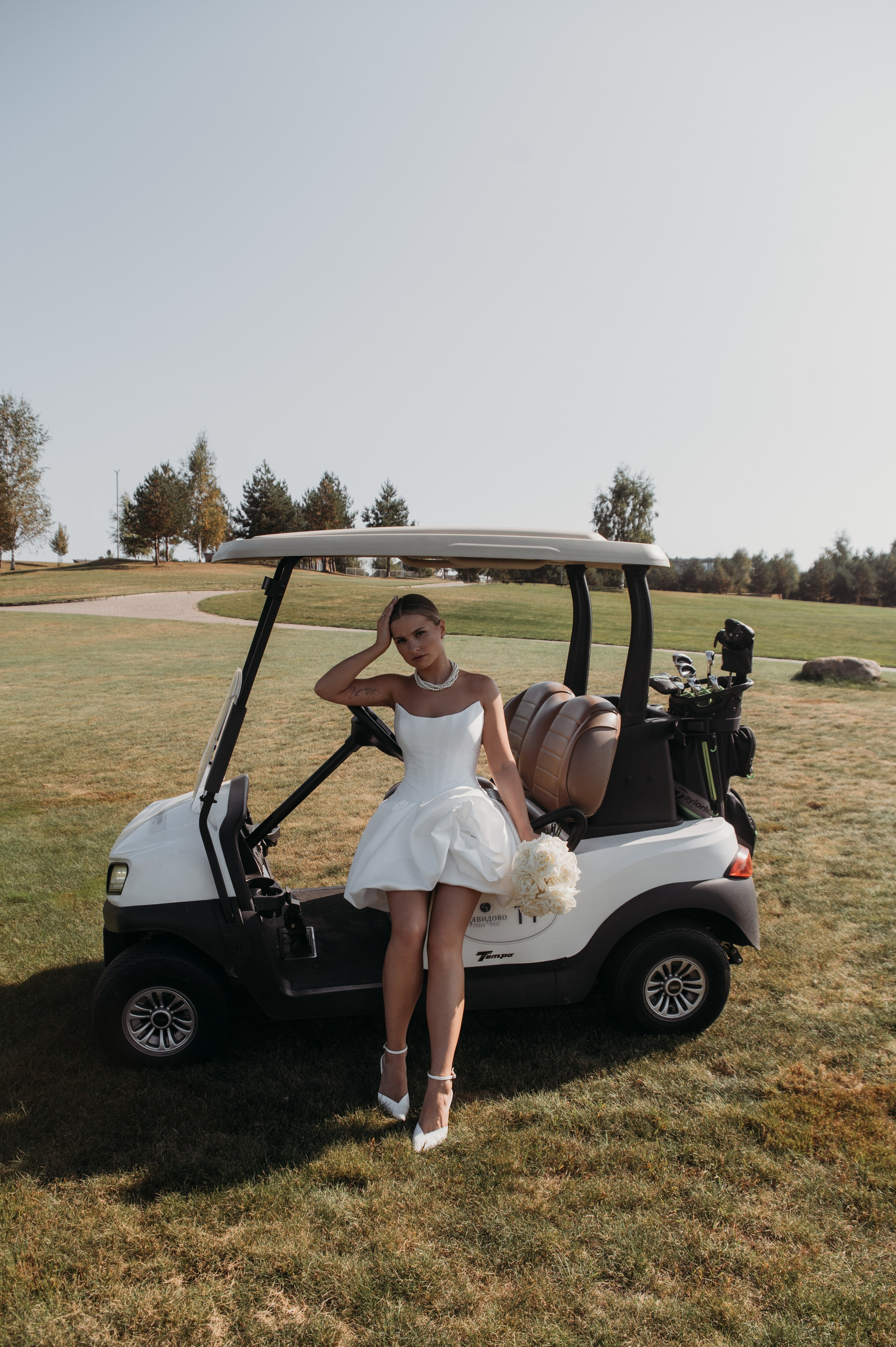 Свадебная фотосессия в Завидово гольф поле с утром невесты и красивым свадебным банкетом. Свадебный фотограф в Твери, Москве и Санкт-Петербурге Денисова Екатерина