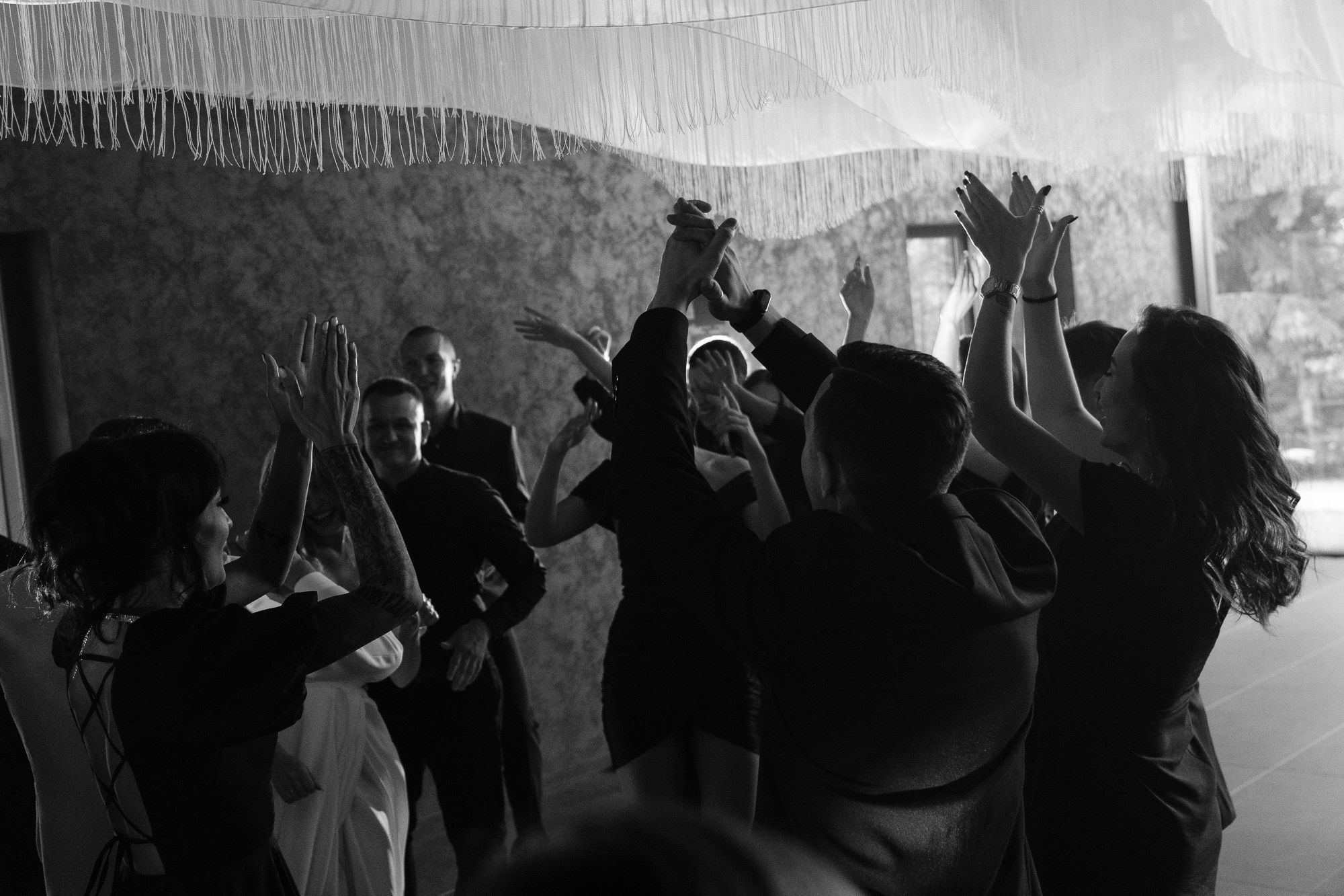 Черно-белая свадьба с вечерней церемонией под деревом. Свадебный фотограф Элли Федосеева