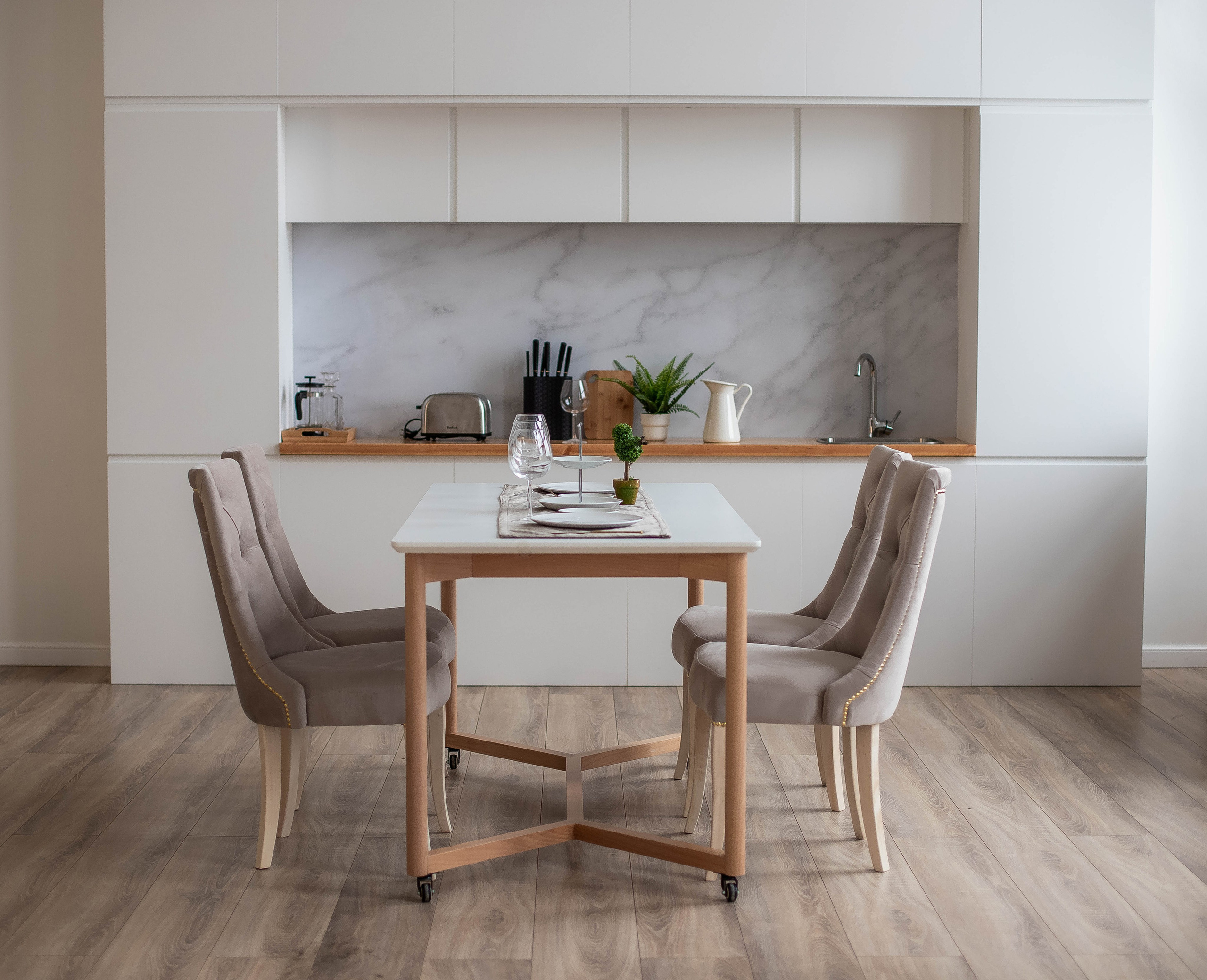 Стулья. Фотограф