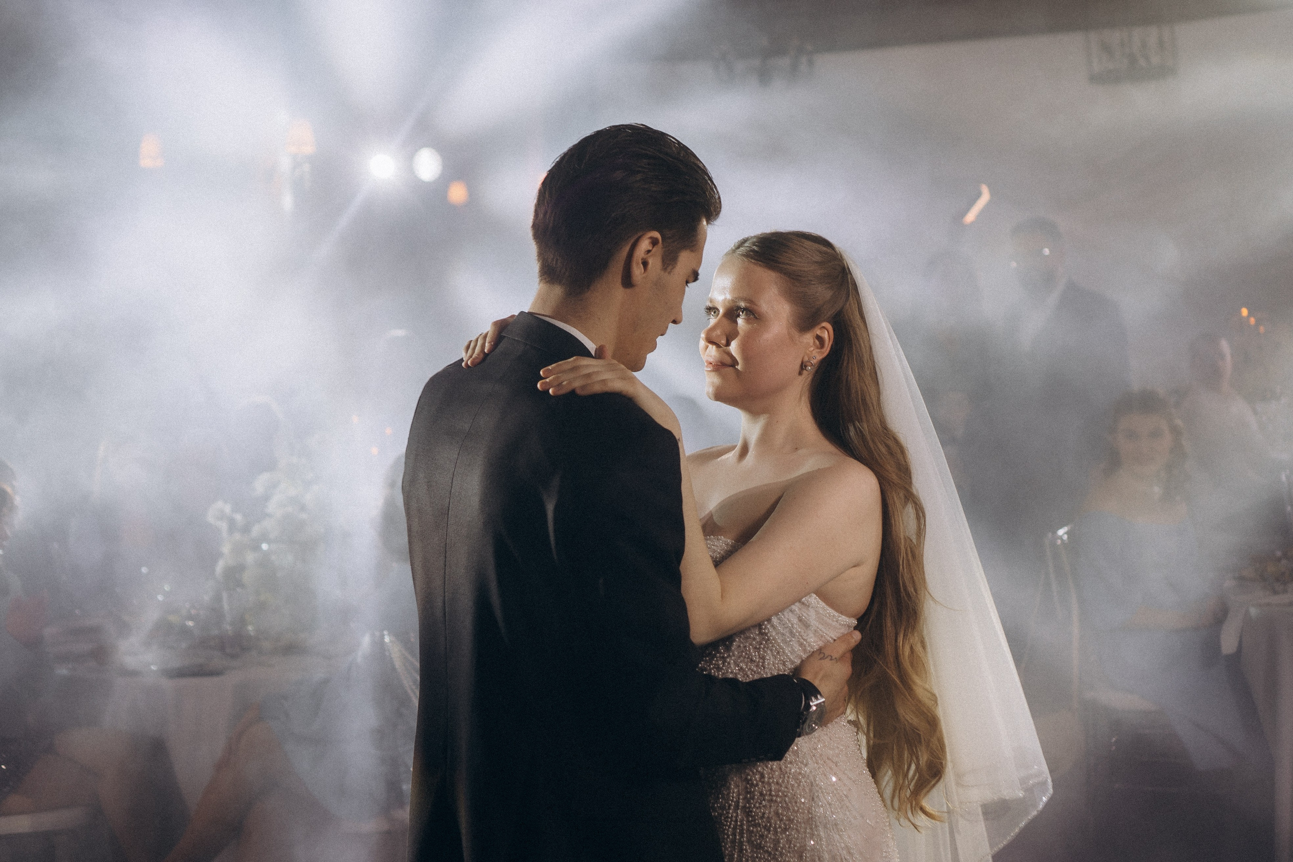 ПЕРВЫЙ ТАНЕЦ МОЛОДЫХ НА БАНКЕТЕ. ТРОГАТЕЛЬНЫЙ МОМЕНТ (СНЯТО В СИБИРЕ В НИЖНЕВАРТОВСКЕ). Профессиональный фотограф, Санкт-Петербург — Виктория Богомолова