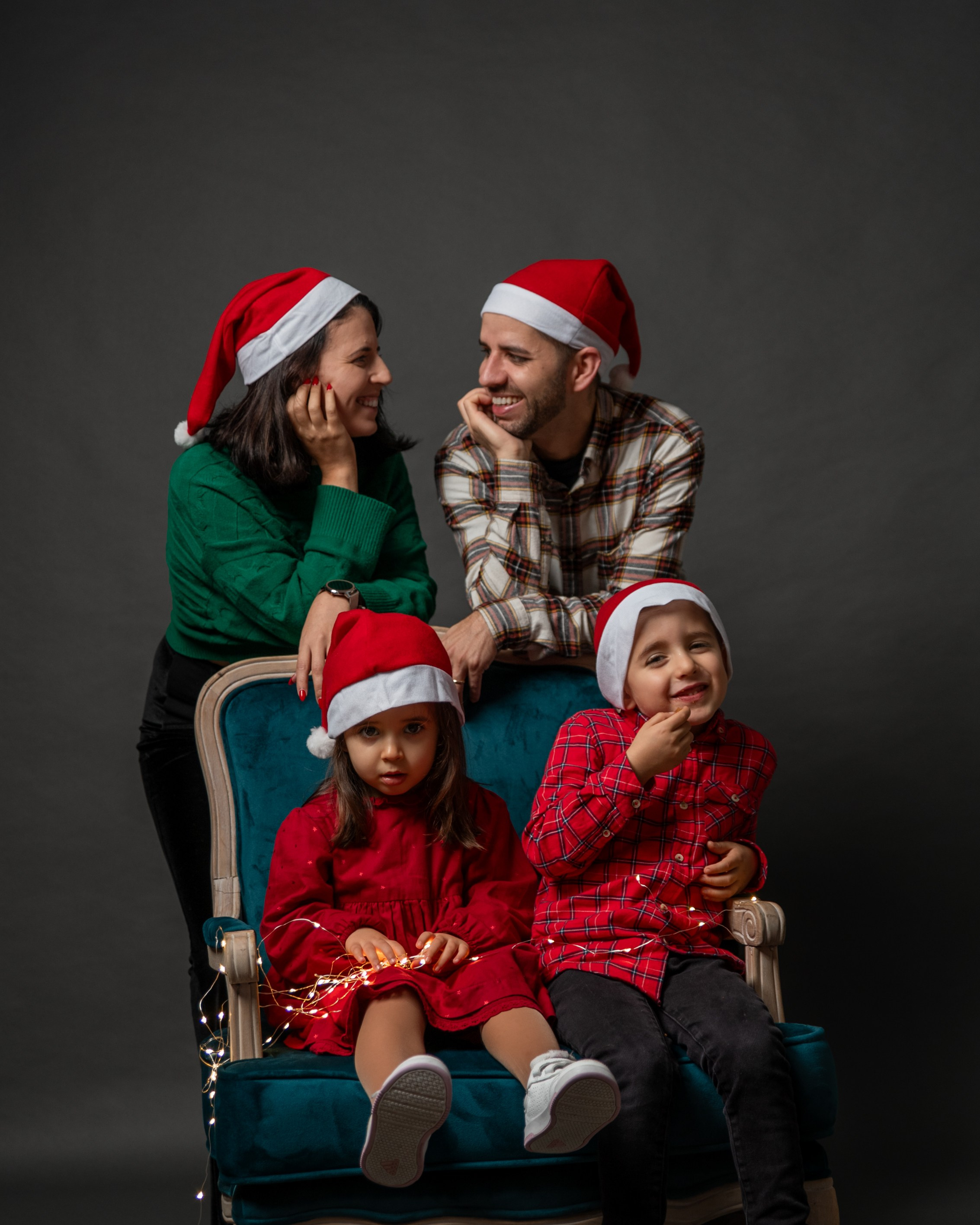 CATIA AND HER FAMILY. Anastasiia Antoniuk portrait, family and couple photographer, Portugal