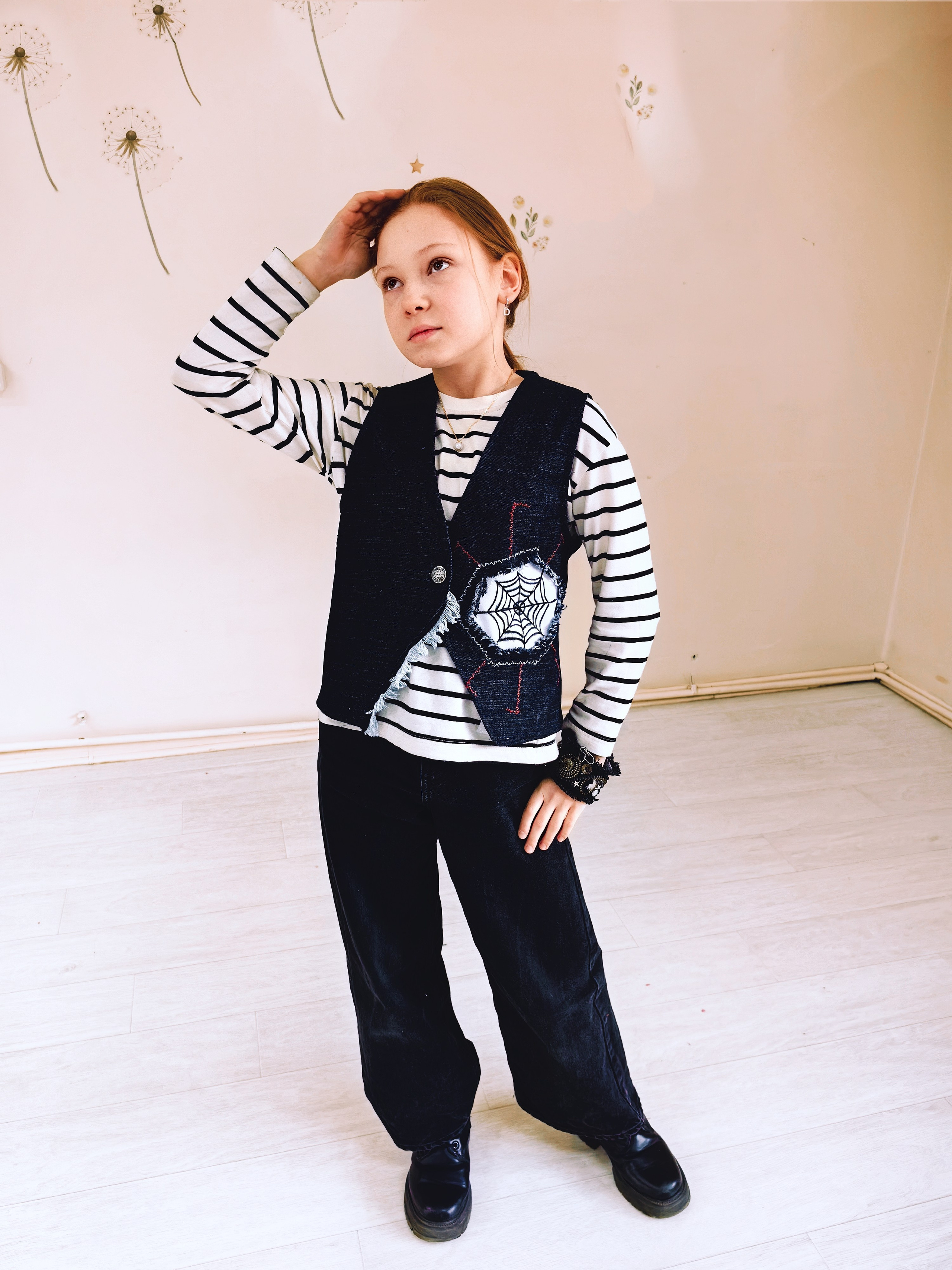 Дизайнерские жилетки из джинсы с декором в технике синель, росписью ткани, вышивка. Шьют дети. Владивосток. Школа для девочек во Владивостоке — Само Совершенство