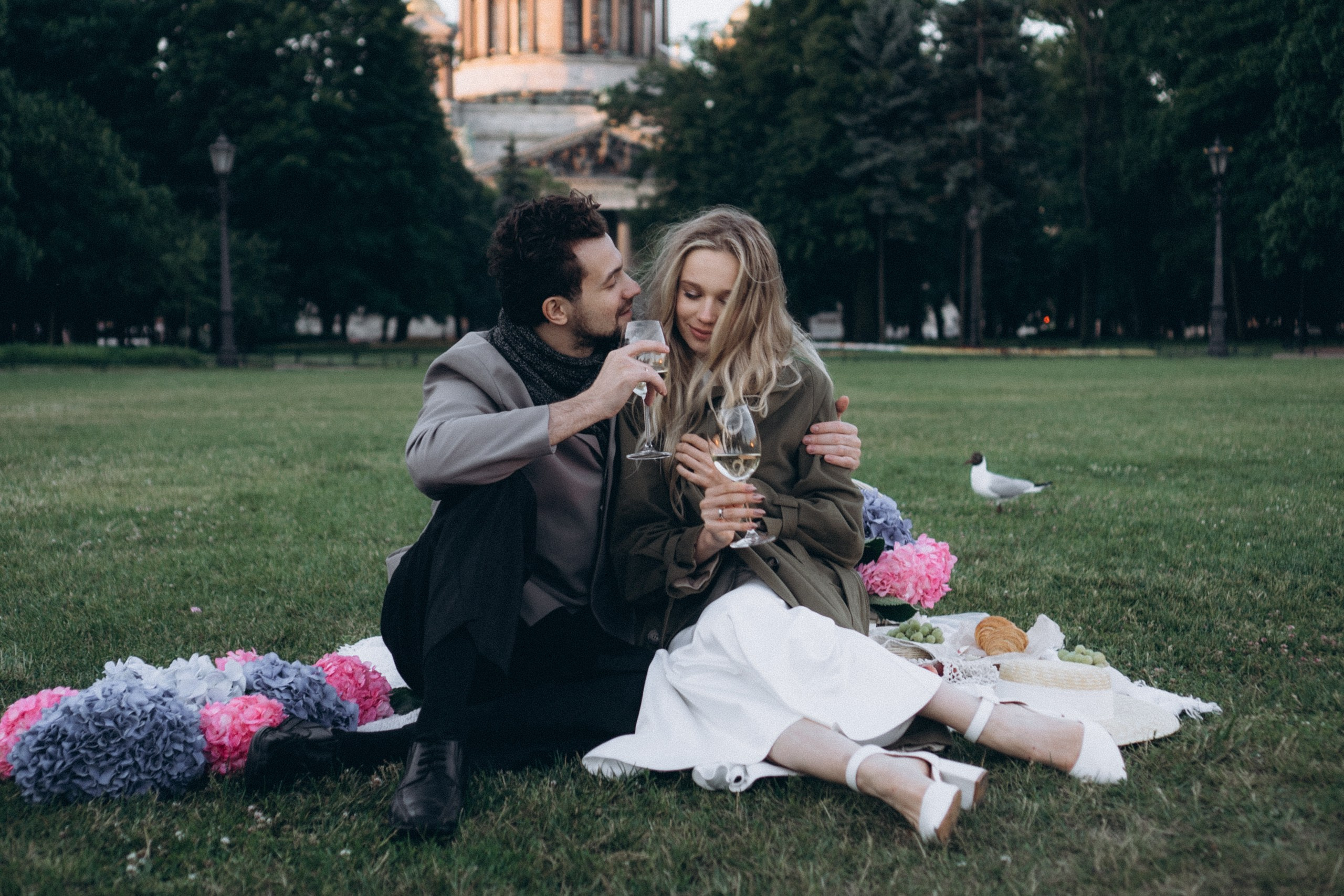 СВАДЕБНАЯ СЬЕМКА ПАРЫ НА РАССВЕТЕ В БЕЛЫЕ НОЧИ И ПРОГУЛКА С РАЗВОДНЫМИ МОСТАМИ И ПИКНИК ВОЗЛЕ ИСАКИЕВСКОГО СОБОРА. Профессиональный фотограф, Санкт-Петербург — Виктория Богомолова