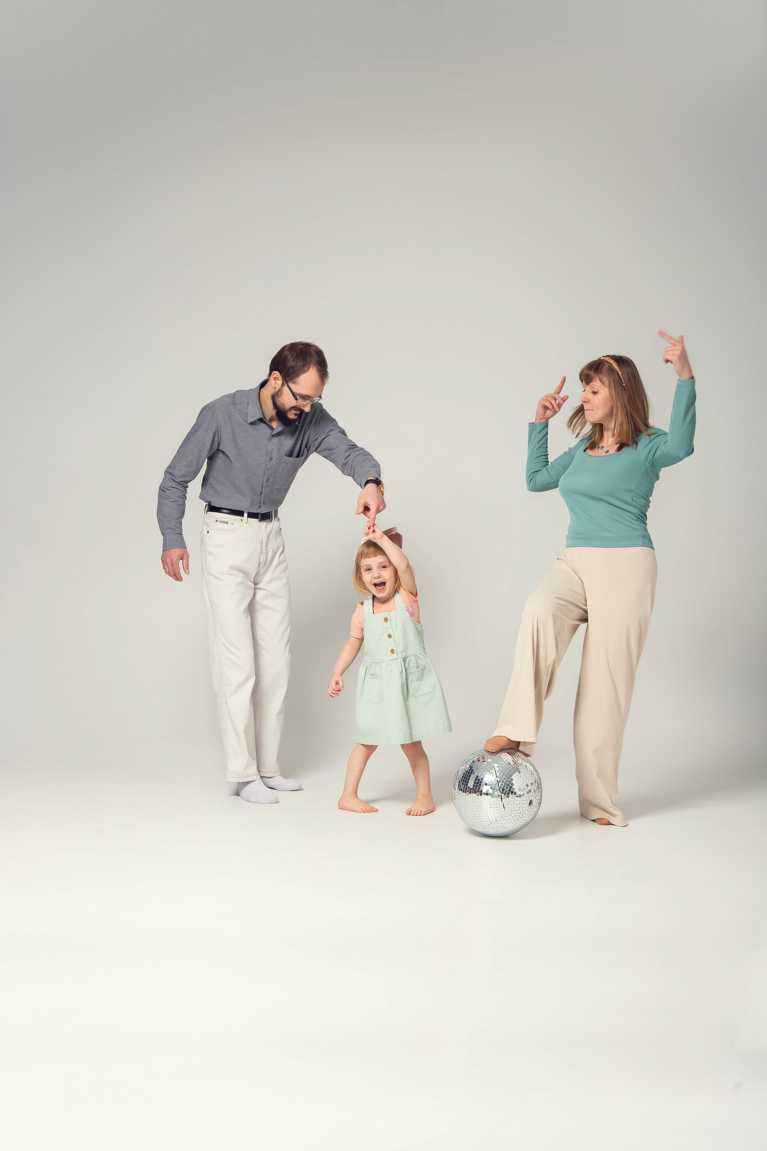 Семейная фотосессия в студии PHOTO ZALL в Москве. Семейный фотограф в Москве Влада Лунина