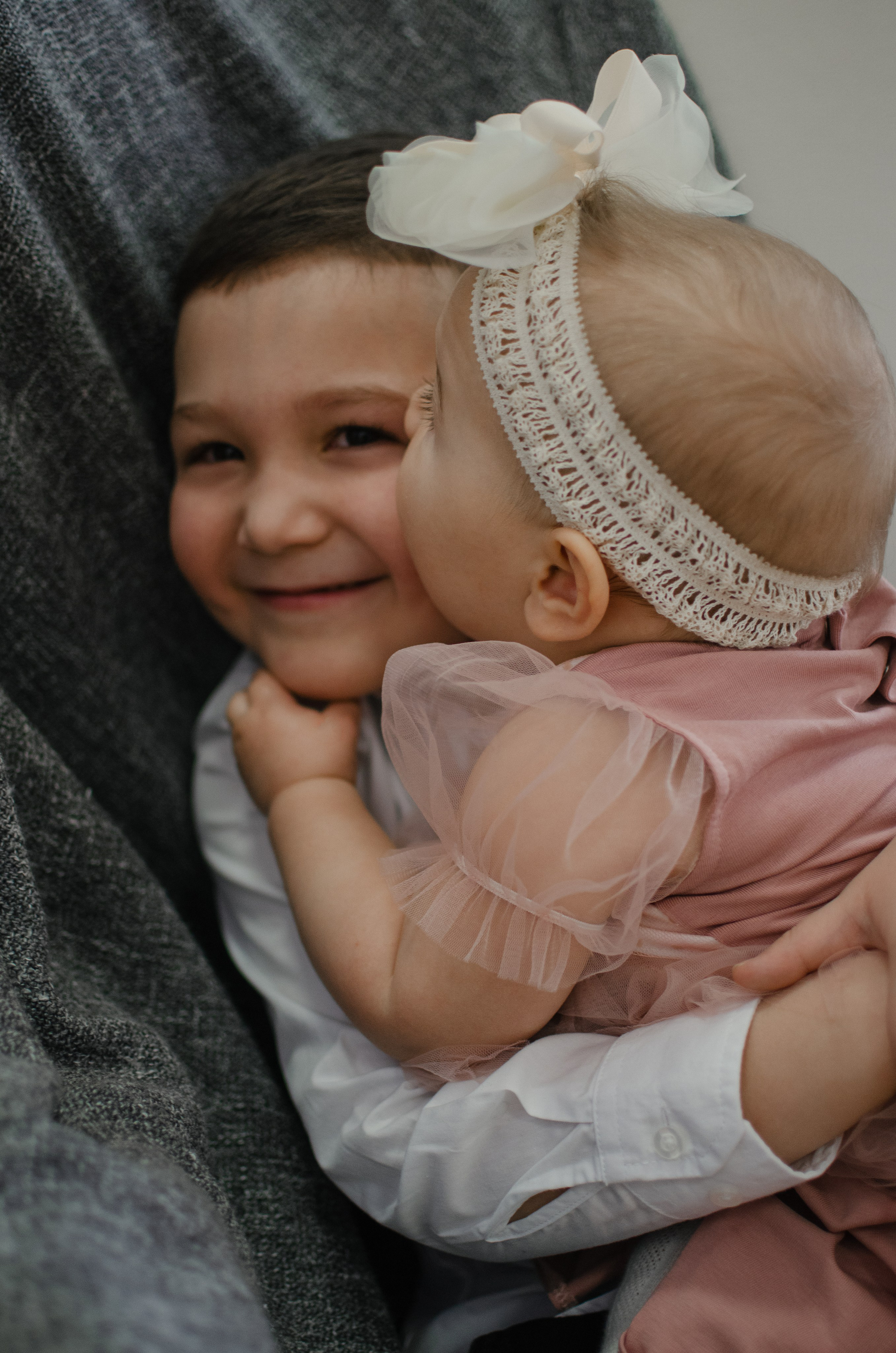 Брат и сестра в новогодней локации