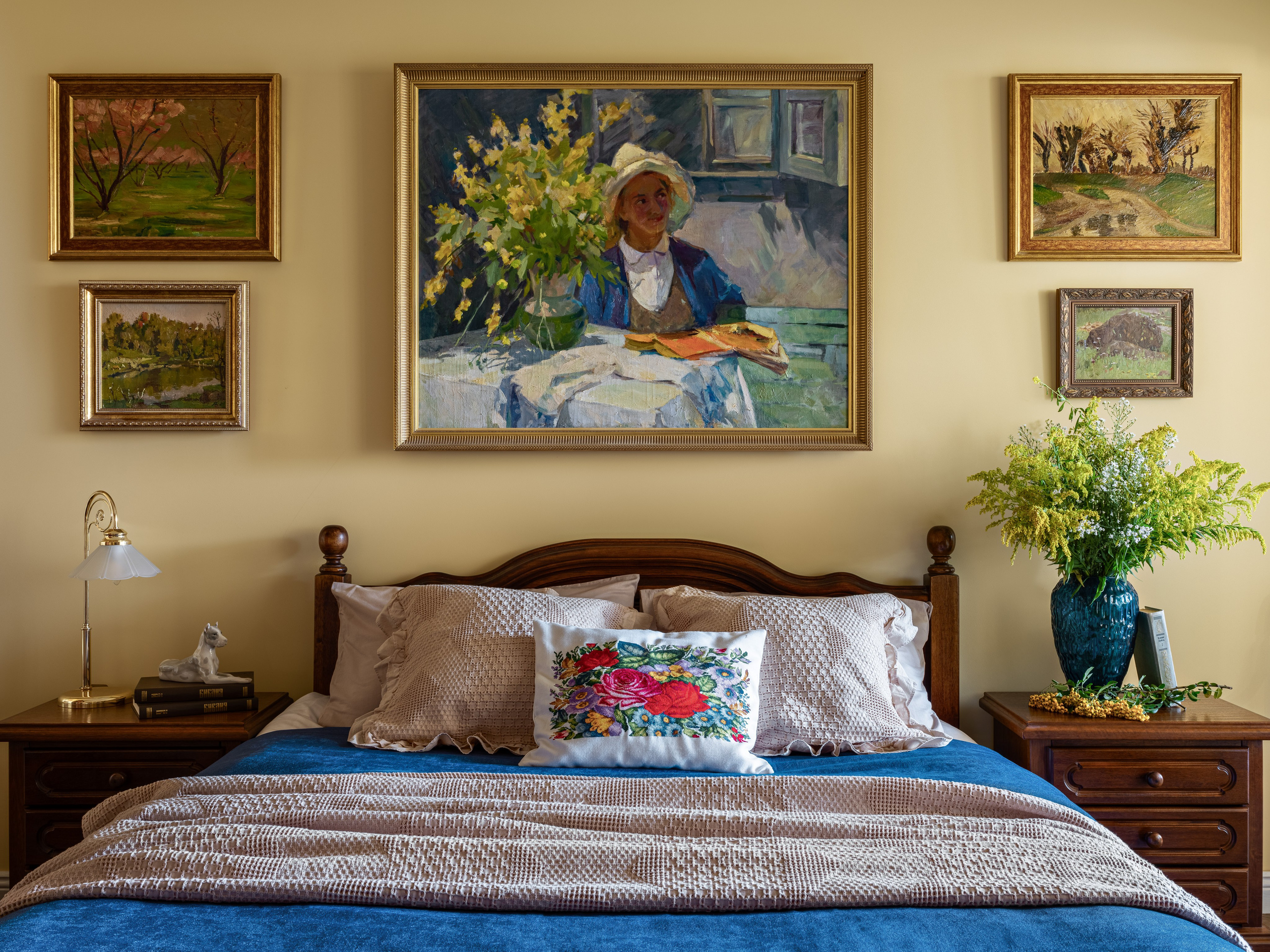 Современный дизайн интерьера спальни в классическом стиле с уютными текстильными решениями, картинами и декором; авторы проекта — дизайнеры Юлия Капункина и Альбина Терещенко, стилист Алина Нелень, фото Сергея Денисенко.