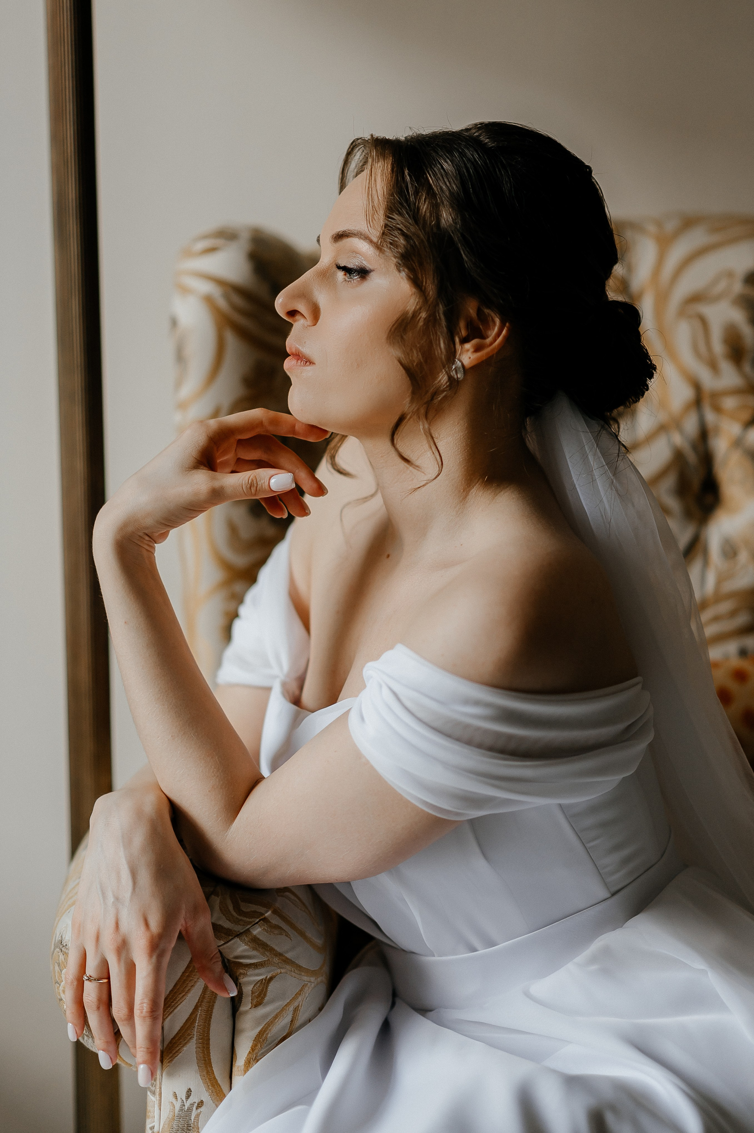 Близкий портрет невесты в отеле