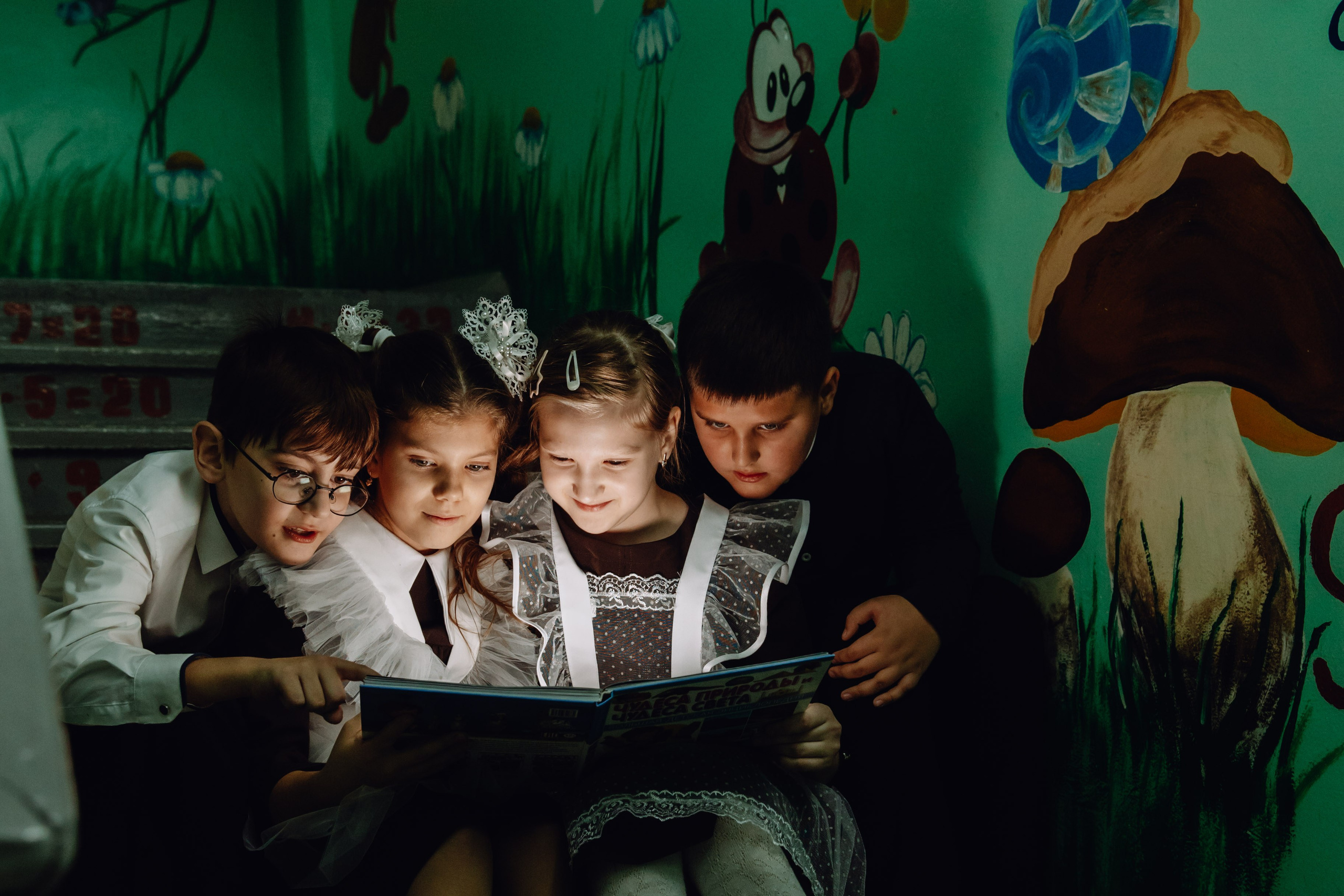 Школьные альбомы в Чернянке. Фотограф Максим Никонов