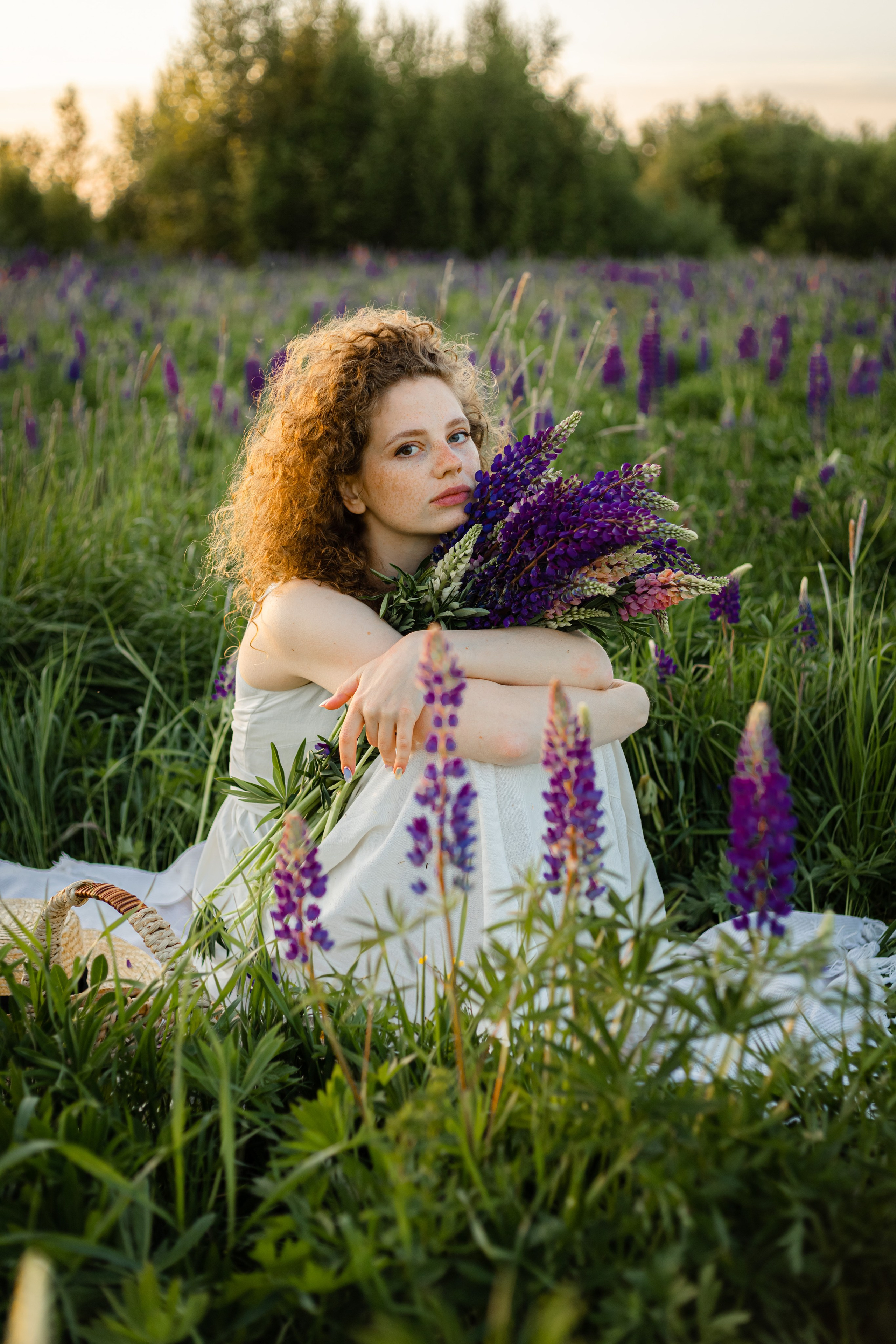 Ирина в люпинах. Женская фотосессия в поле люпинов. Семейный и детский фотограф в Санкт-Петербурге Павлова Елена