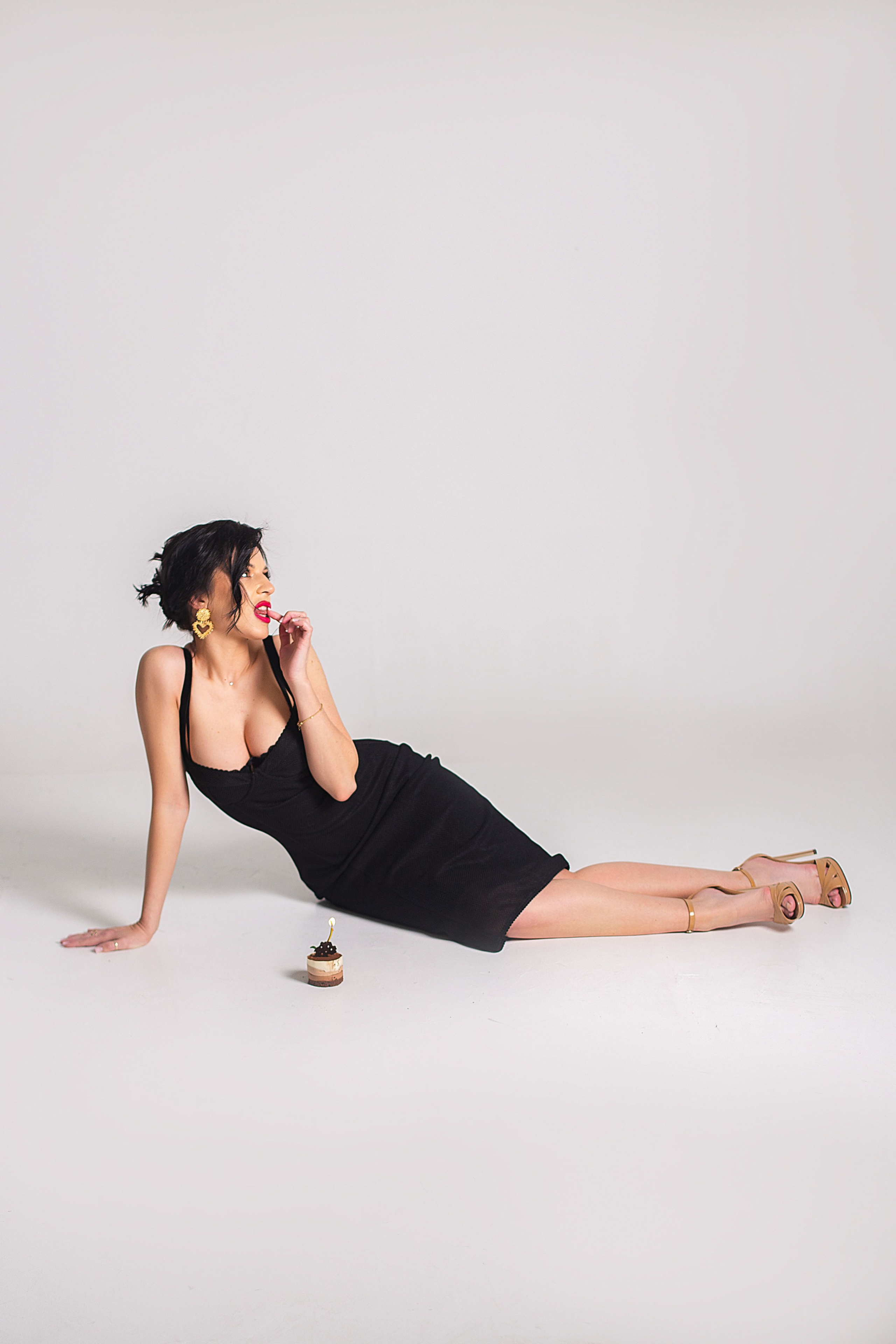 фотопортрет на день рождения девушки в черном платье с пироженкой