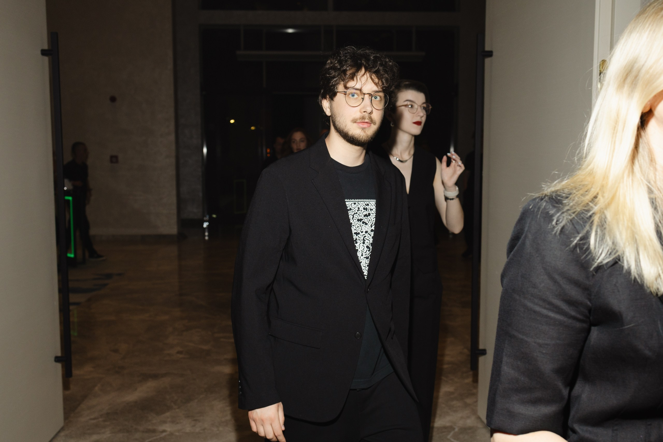 Здравствуйте! Я свадебный фотограф из Ульяновска, работаю в том числе по всей России и с выездом за границу. Снимаю свадьбы, lovestory, корпоративы, светский репортаж. Провожу обучение по фотографии, мастер-классы и воркшопы для других фотографов.