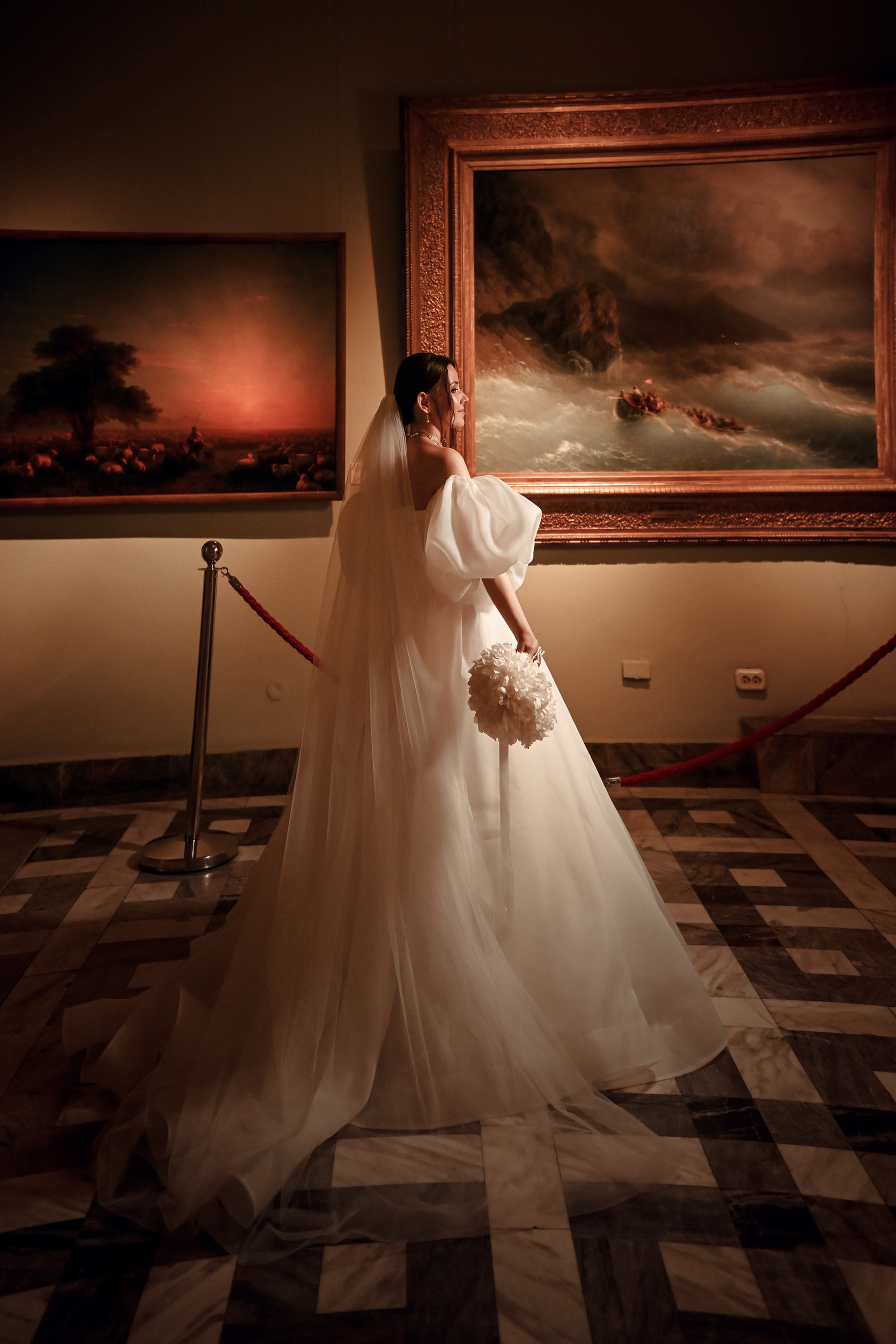 Небольшая свадебная серия в музее и прогулкой под дождем Эльмиры и Ризата. Свадебный, семейный, детский, контент фотограф в Омске Максим Ильин