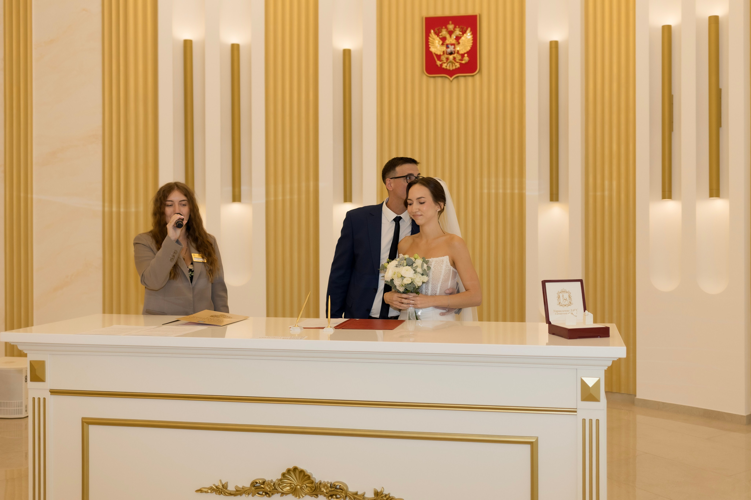 Торжественная регистрация в ЗАГСе. Свадебный фотограф Александра Попова