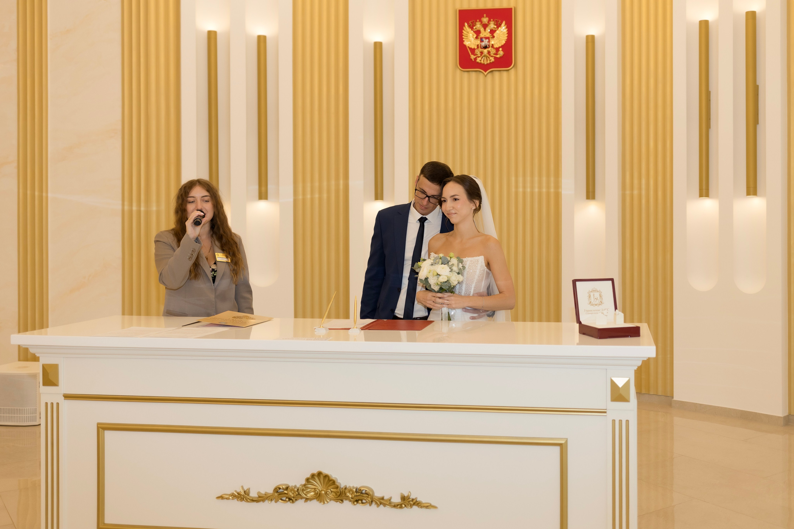 Торжественная регистрация в ЗАГСе. Свадебный фотограф Александра Попова