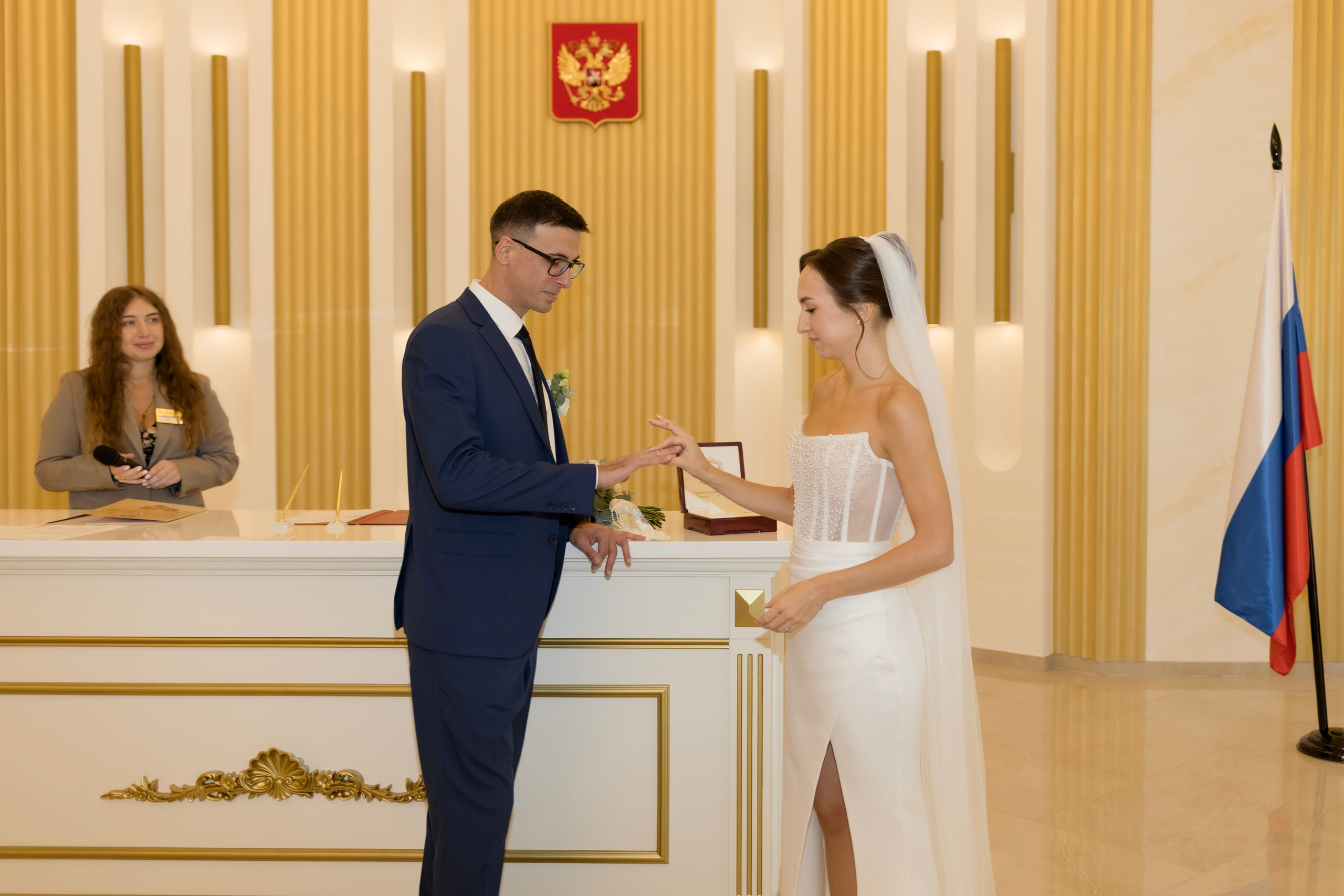 Торжественная регистрация в ЗАГСе. Свадебный фотограф Александра Попова