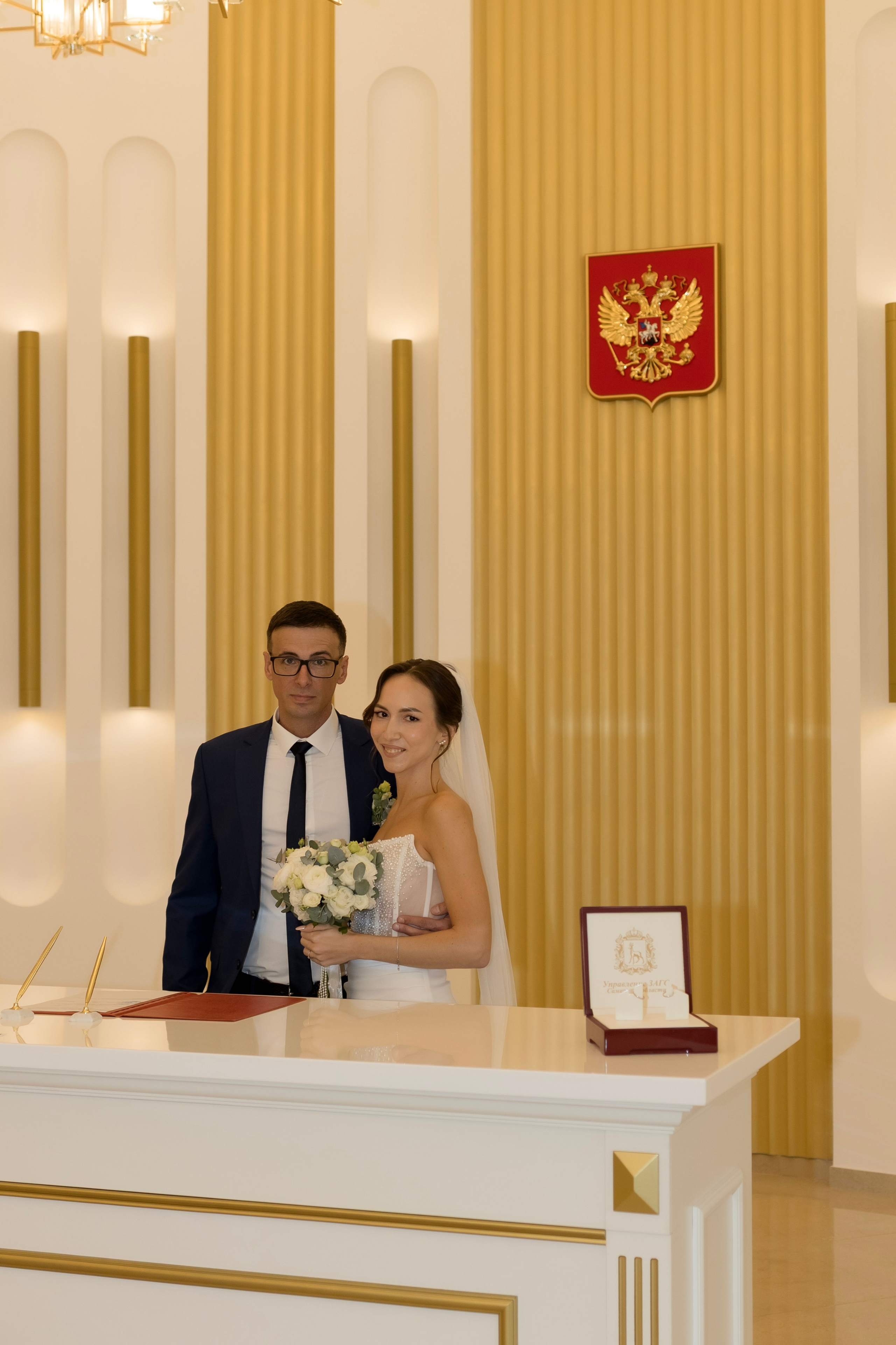 Торжественная регистрация в ЗАГСе. Свадебный фотограф Александра Попова