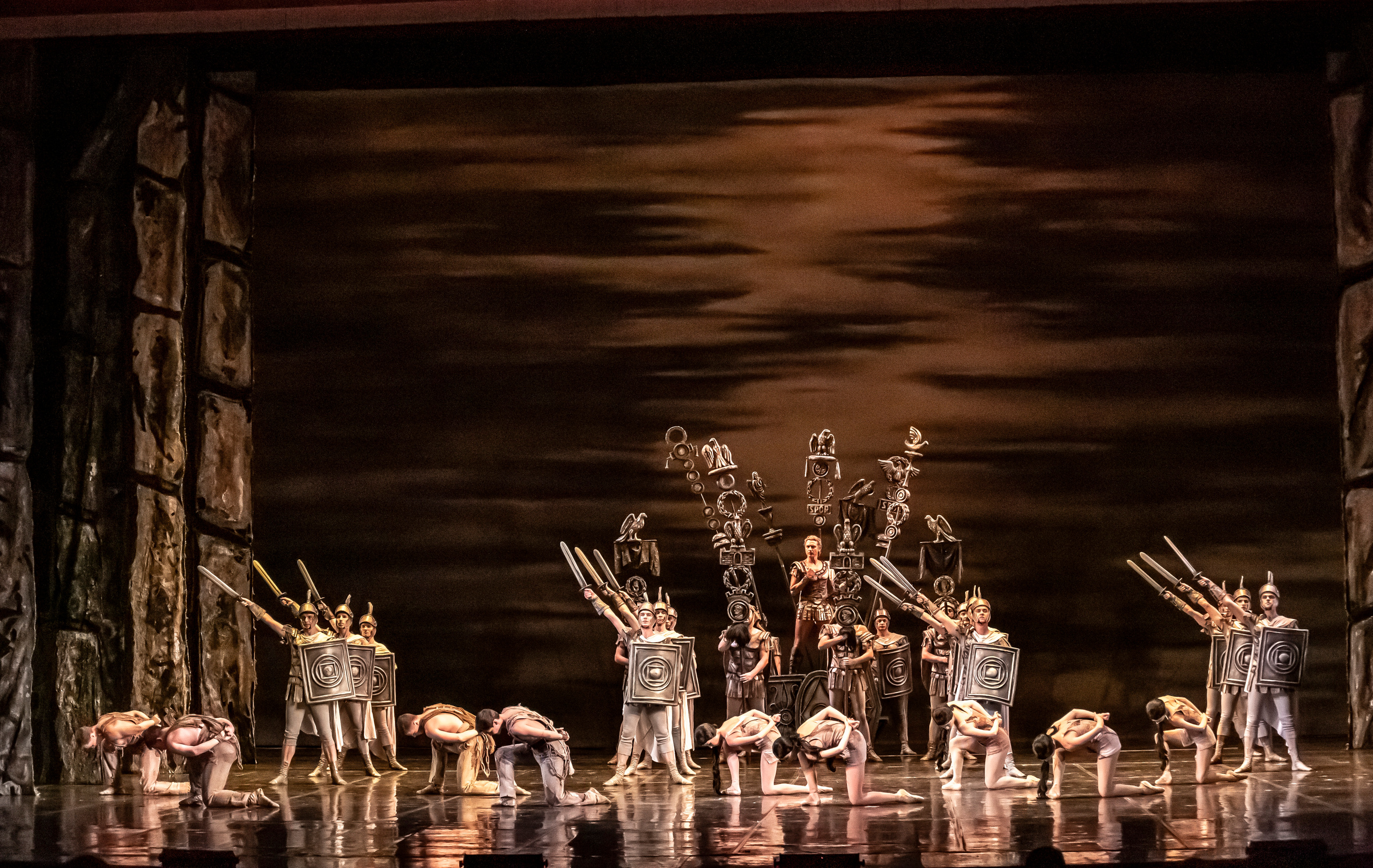 Балет Юрия Григоровича «Спартак» на сцене Зимнего театра г. Сочи. Фотограф в Сочи Юрий Шептаев