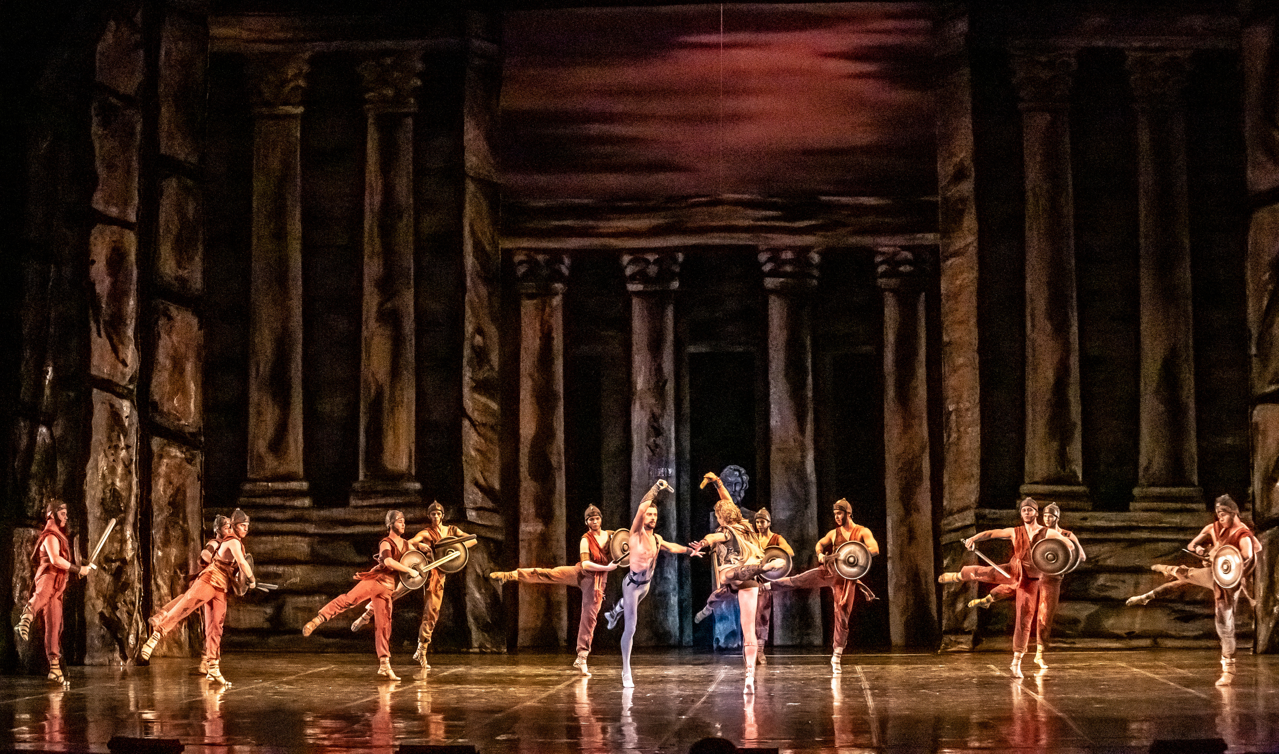 Балет Юрия Григоровича «Спартак» на сцене Зимнего театра г. Сочи. Фотограф в Сочи Юрий Шептаев