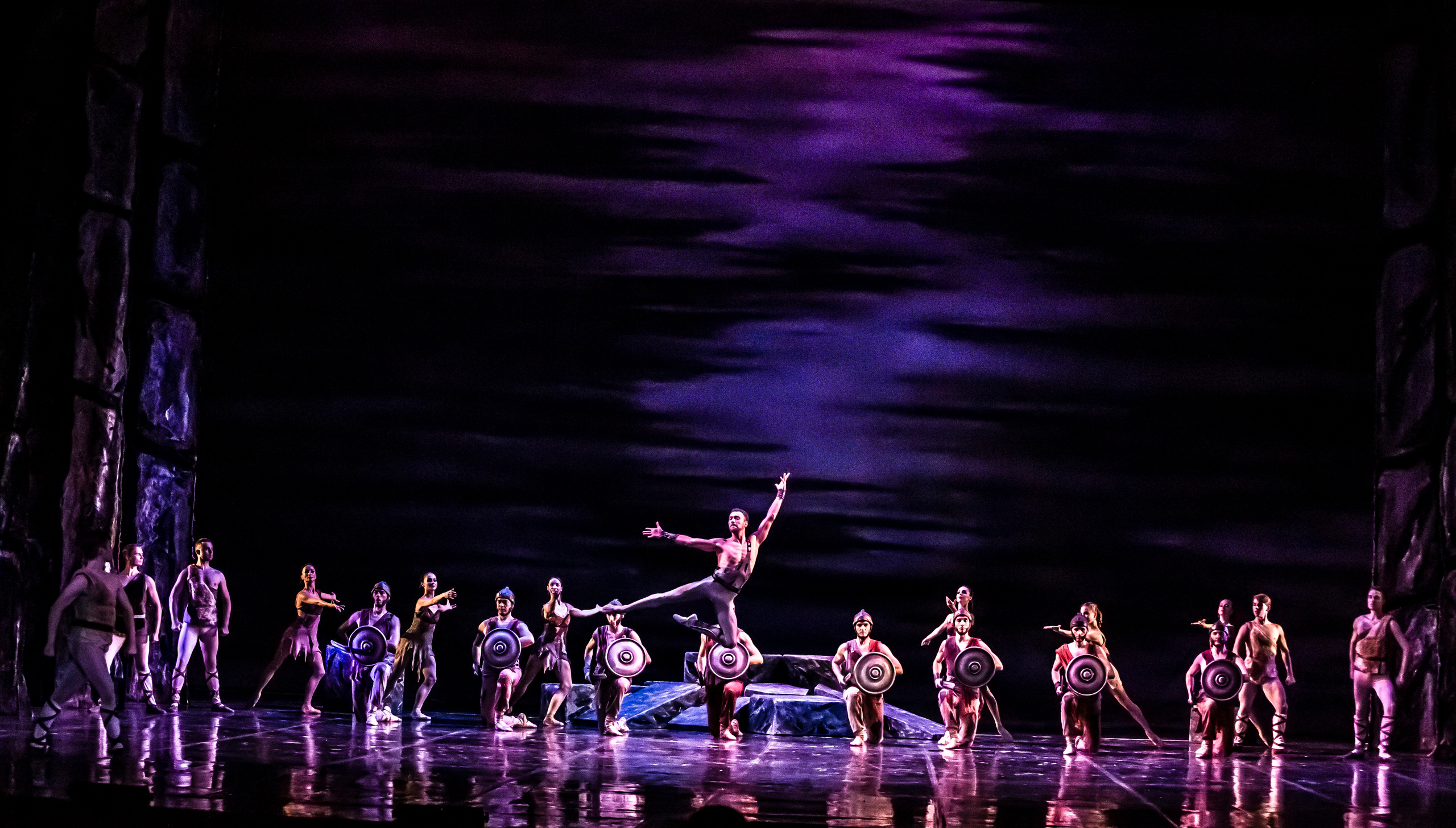 Балет Юрия Григоровича «Спартак» на сцене Зимнего театра г. Сочи. Фотограф в Сочи Юрий Шептаев