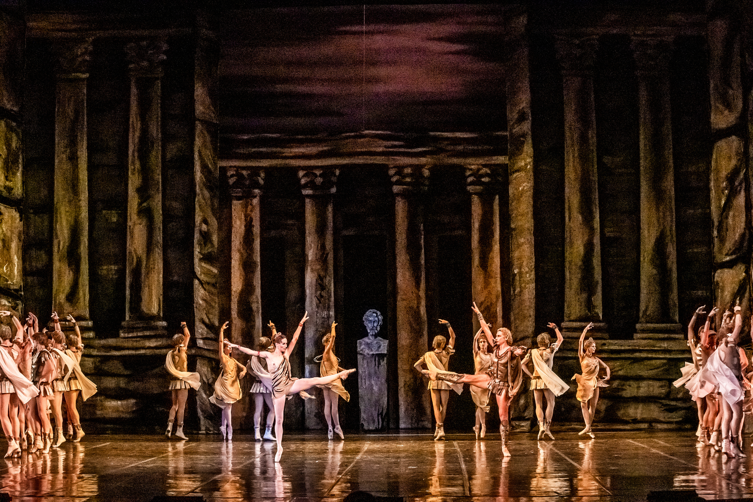 Балет Юрия Григоровича «Спартак» на сцене Зимнего театра г. Сочи. Фотограф в Сочи Юрий Шептаев