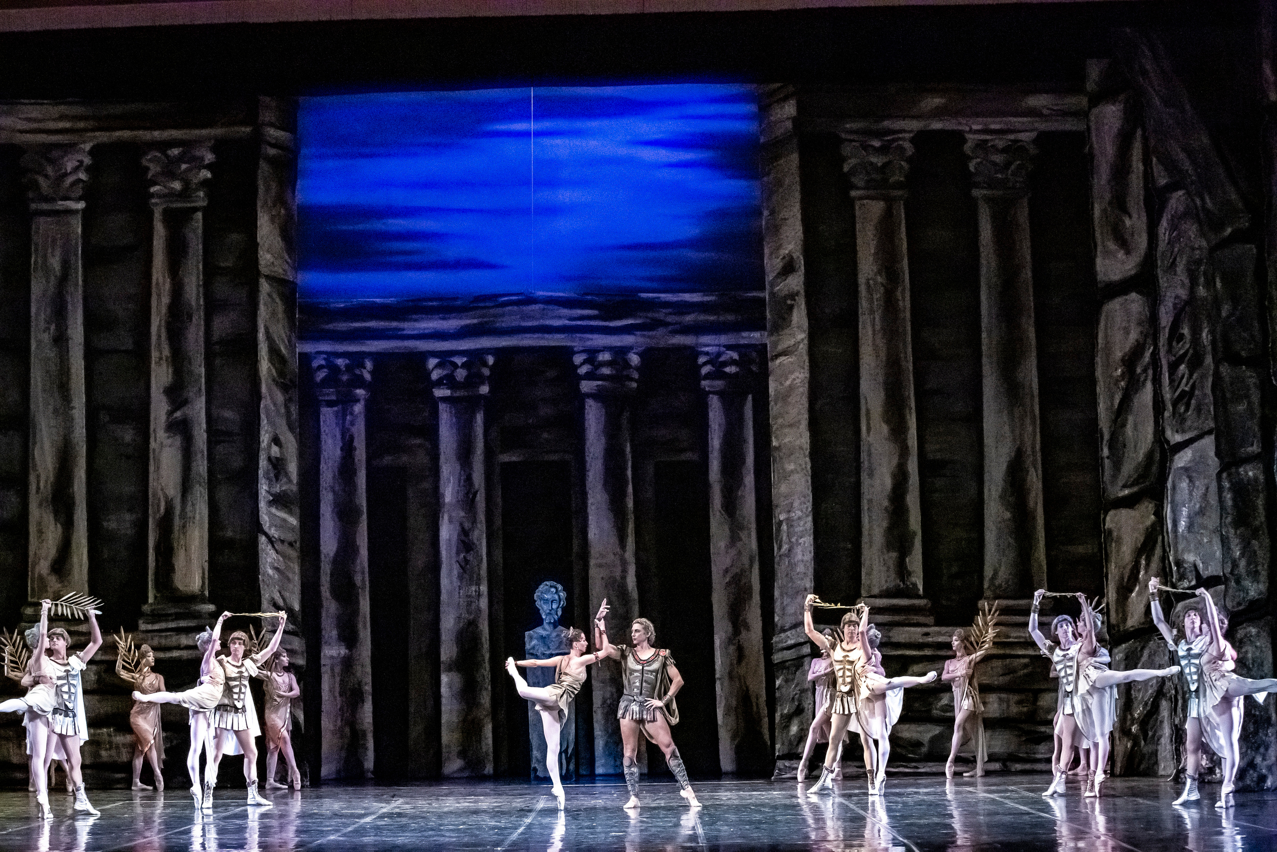 Балет Юрия Григоровича «Спартак» на сцене Зимнего театра г. Сочи. Фотограф в Сочи Юрий Шептаев