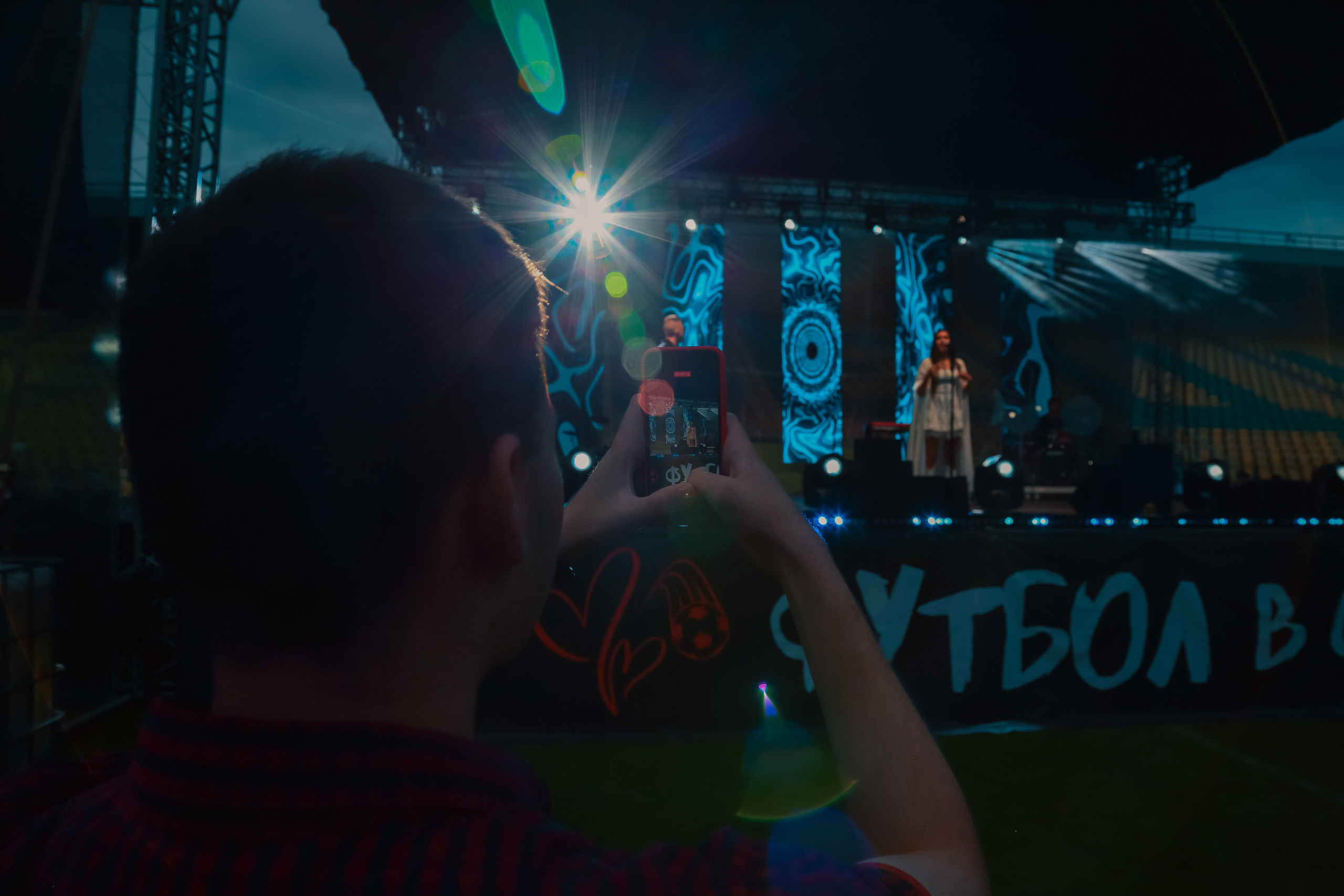 Фото праздничной инсталляции или арки фестиваля. Качественная фиксация деталей.